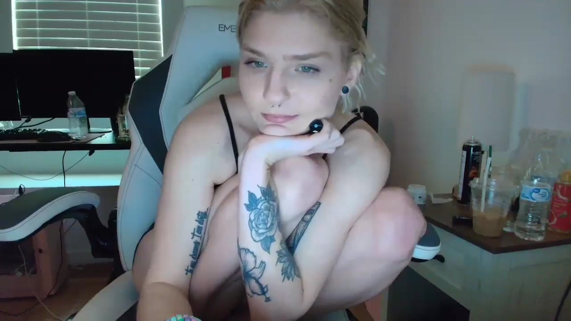 Gallery image thumbnail from DuckChan0's myfreecams stream on, 04/10/2025, 13:23 image 12 of 20