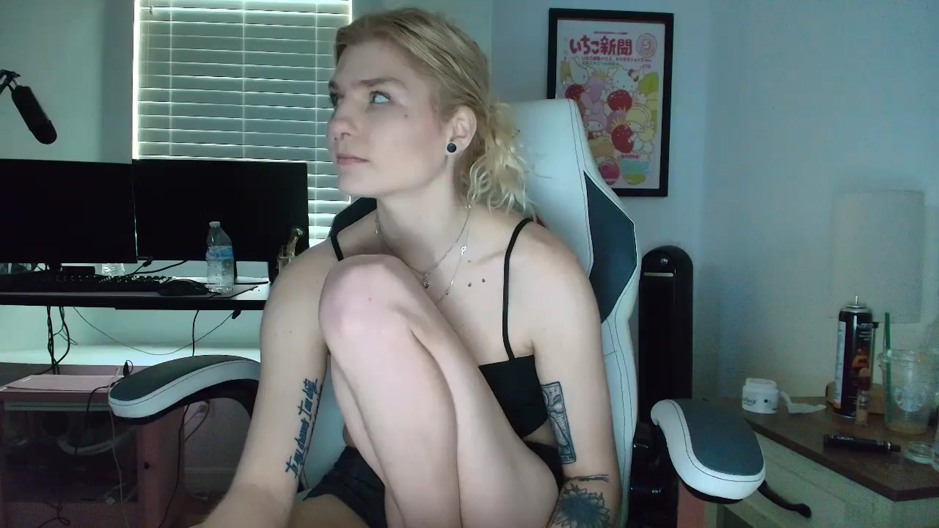Gallery image thumbnail from DuckChan0's myfreecams stream on, 04/10/2025, 13:23 image 15 of 20
