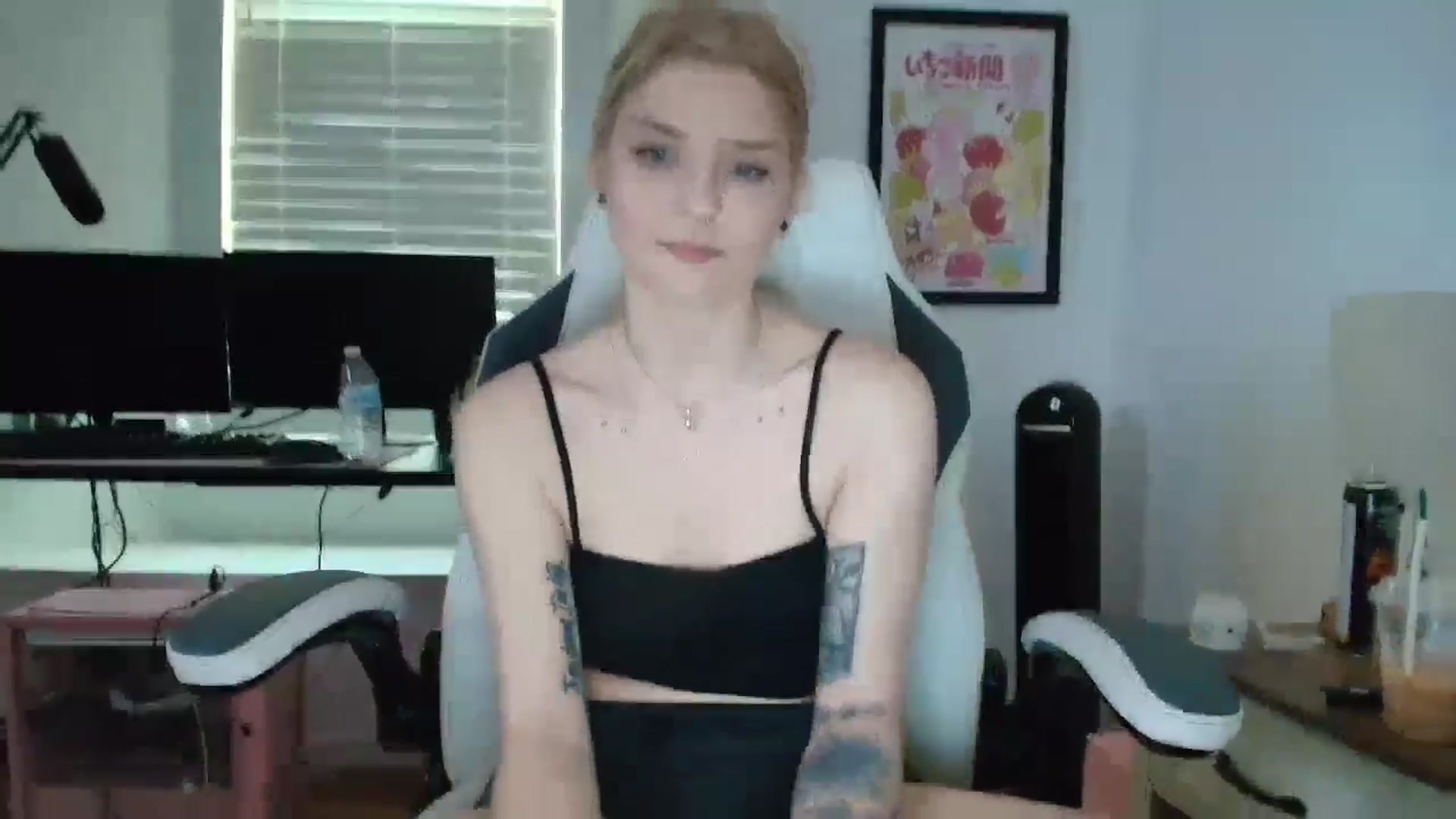 Gallery image thumbnail from DuckChan0's myfreecams stream on, 04/10/2025, 13:23 image 9 of 20