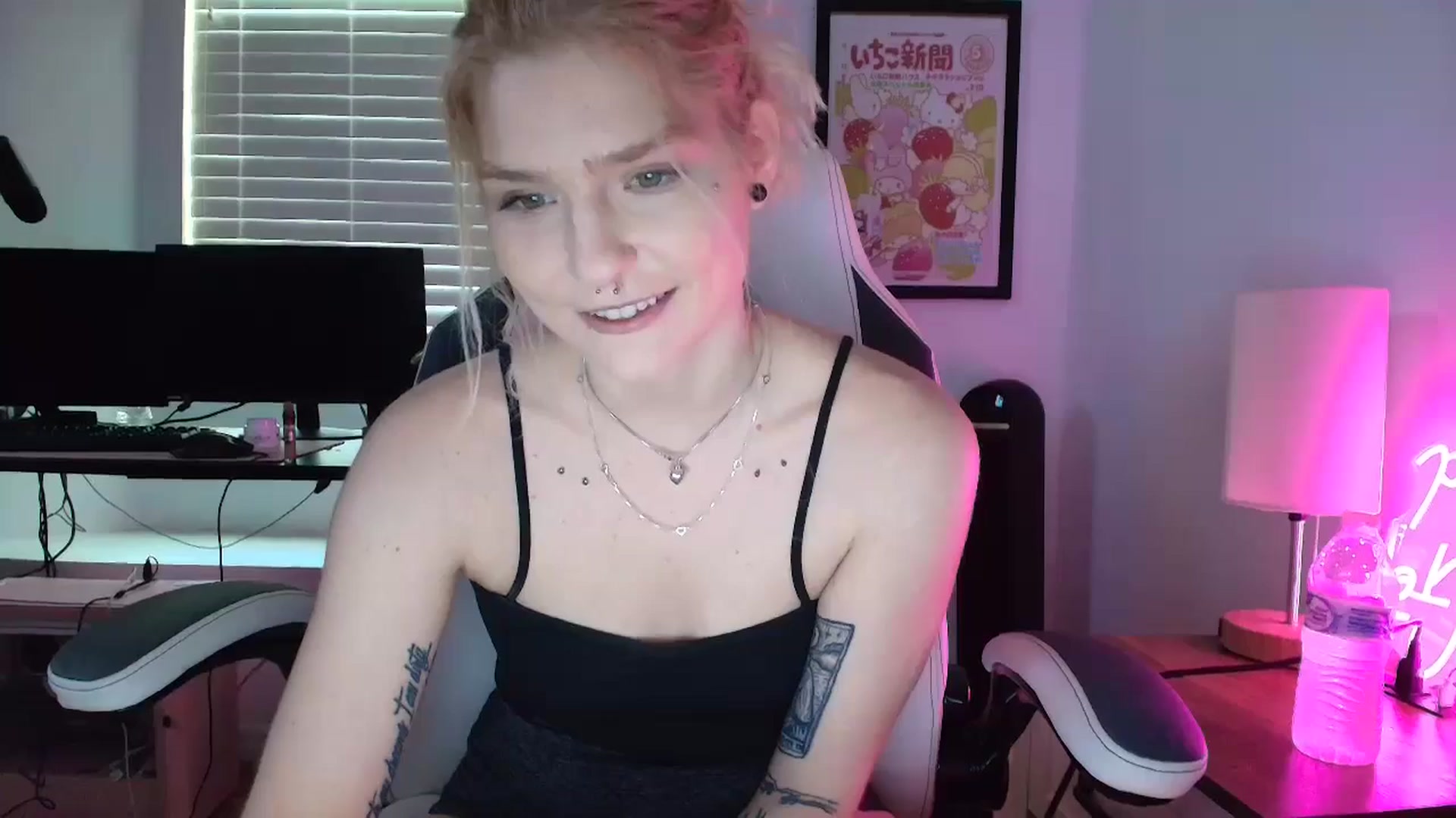 Gallery image thumbnail from DuckChan0's myfreecams stream on, 04/10/2025, 16:03 image 4 of 20