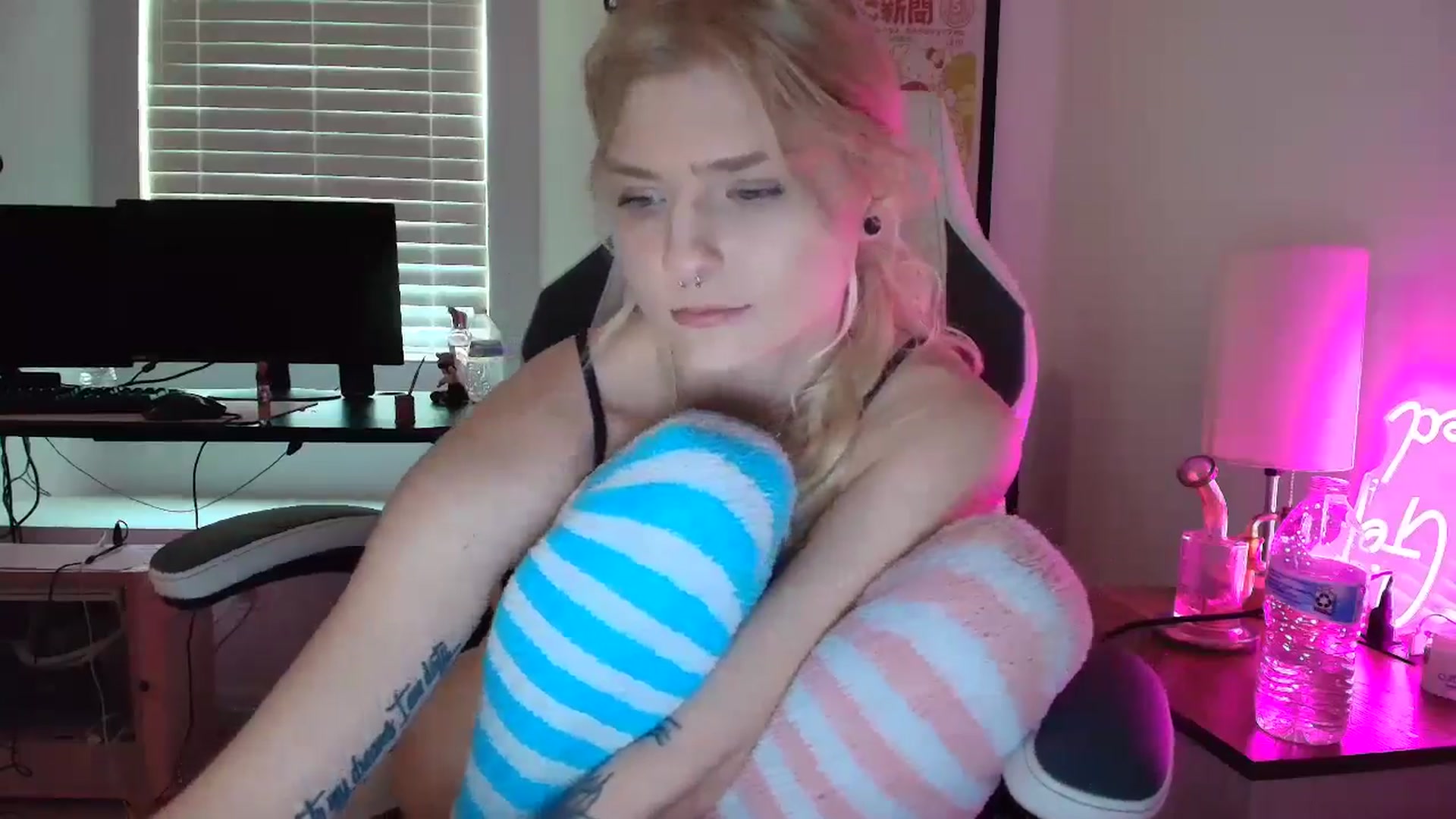 Gallery image thumbnail from DuckChan0's myfreecams stream on, 04/10/2025, 16:37 image 15 of 20