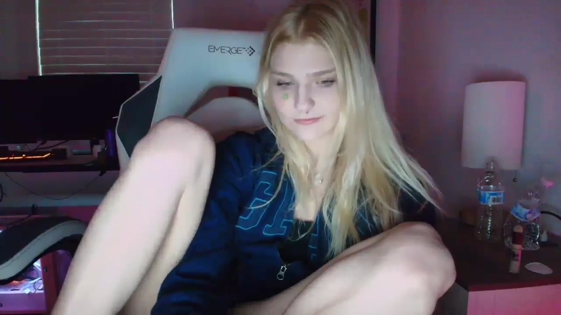 Gallery image thumbnail from DuckChan0's myfreecams stream on, 04/10/2025, 23:46 image 9 of 20