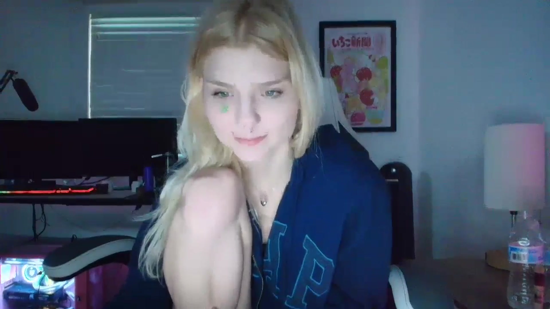 Gallery image thumbnail from DuckChan0's myfreecams stream on, 04/10/2025, 23:46 image 6 of 20