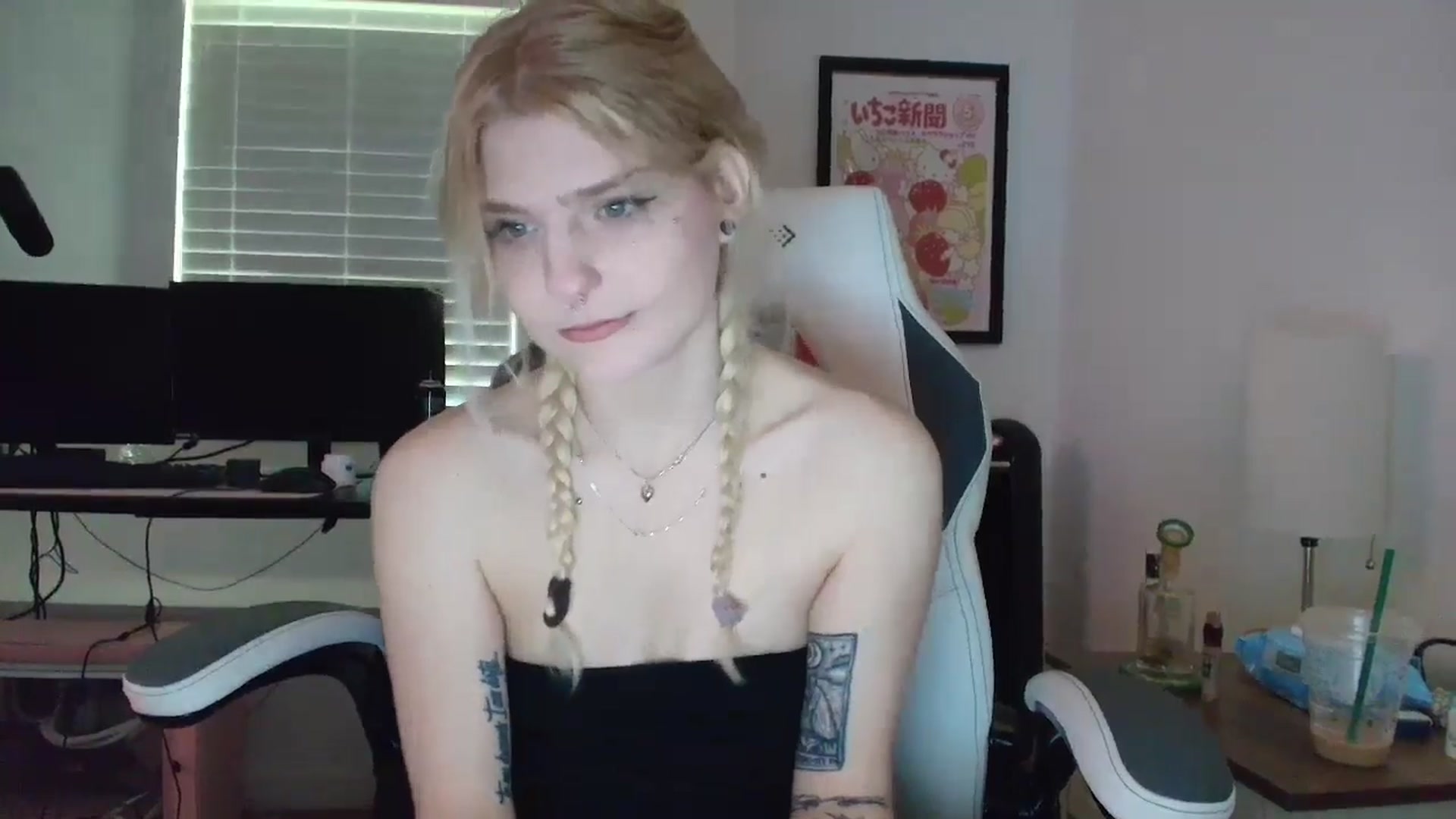 Gallery image thumbnail from DuckChan0's myfreecams stream on, 04/11/2025, 14:44 image 17 of 20