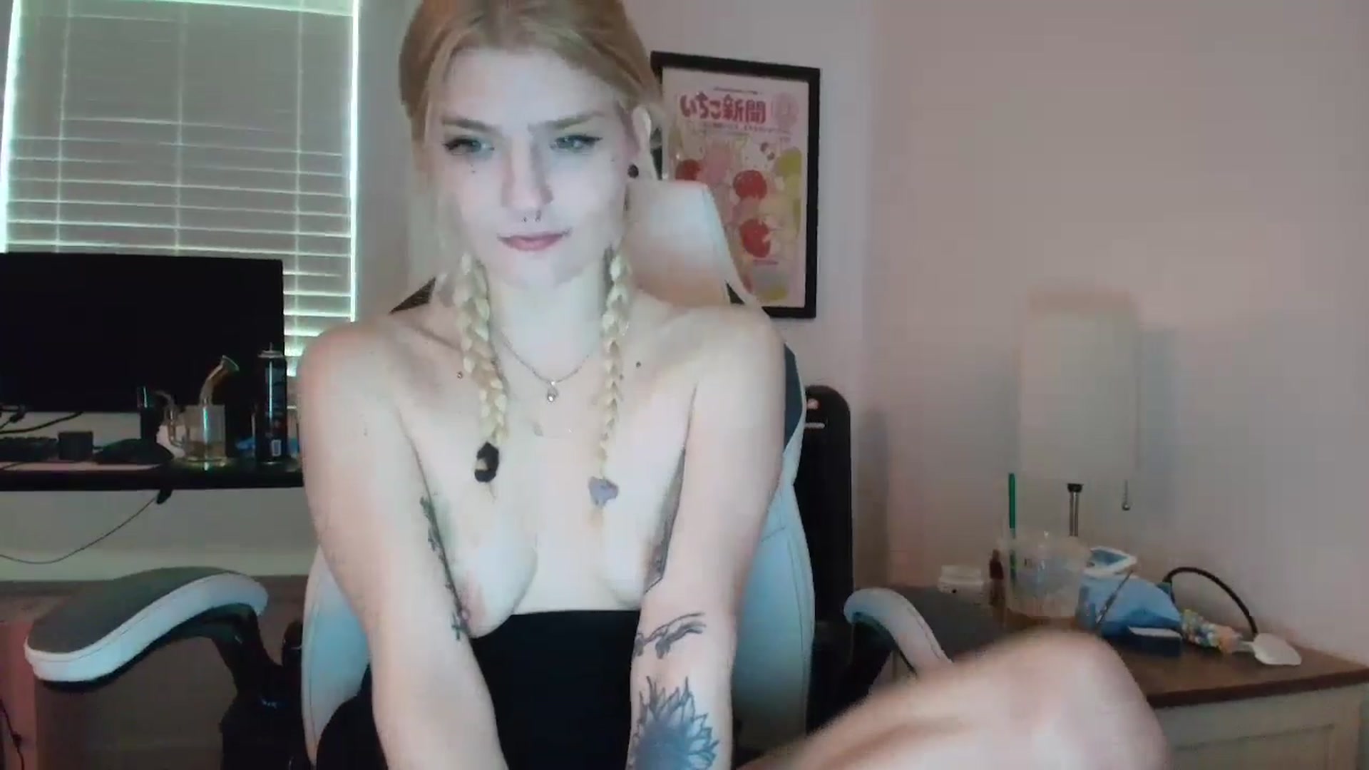 Gallery image thumbnail from DuckChan0's myfreecams stream on, 04/11/2025, 14:44 image 10 of 20