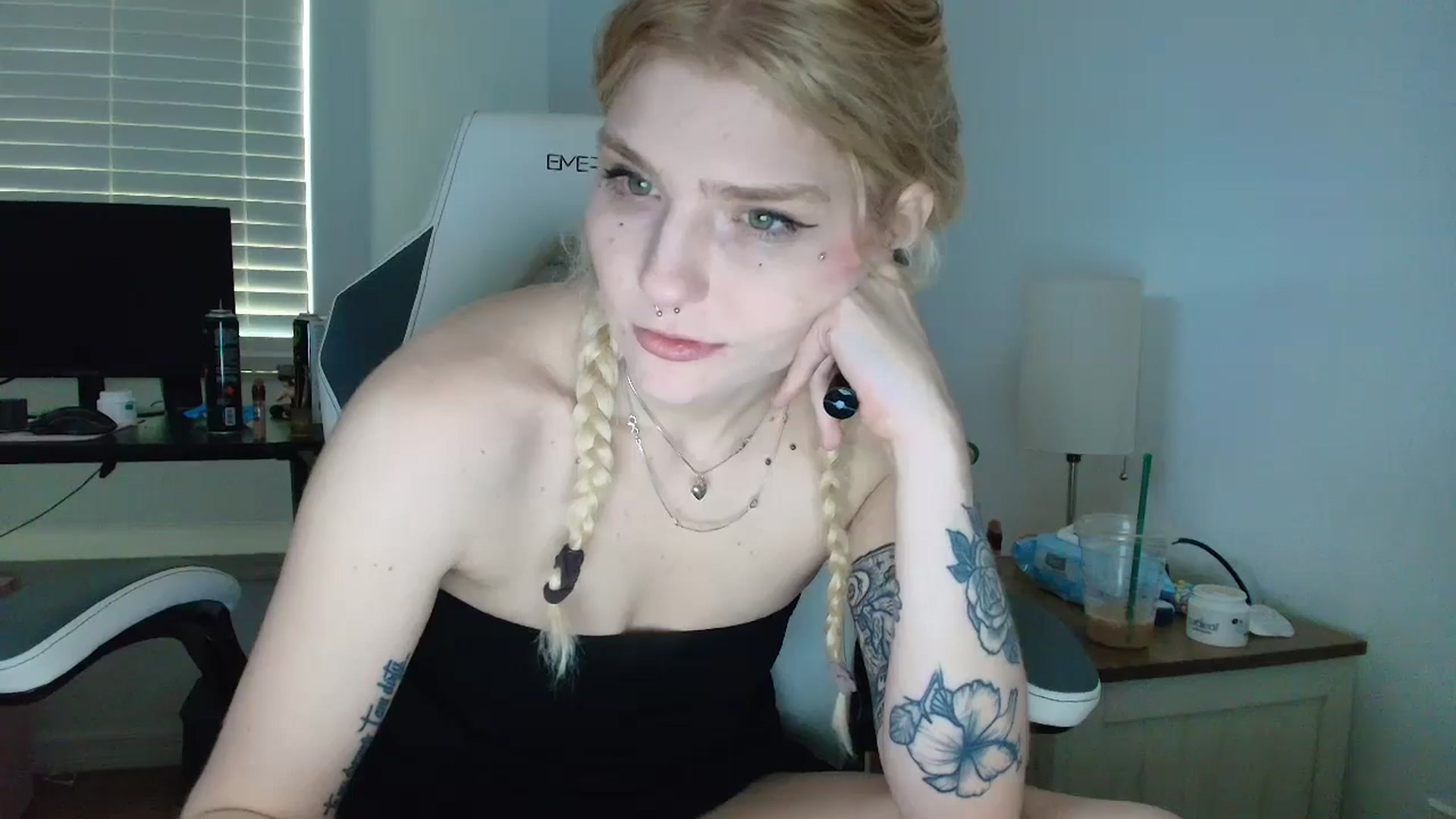 Gallery image thumbnail from DuckChan0's myfreecams stream on, 04/11/2025, 14:44 image 14 of 20