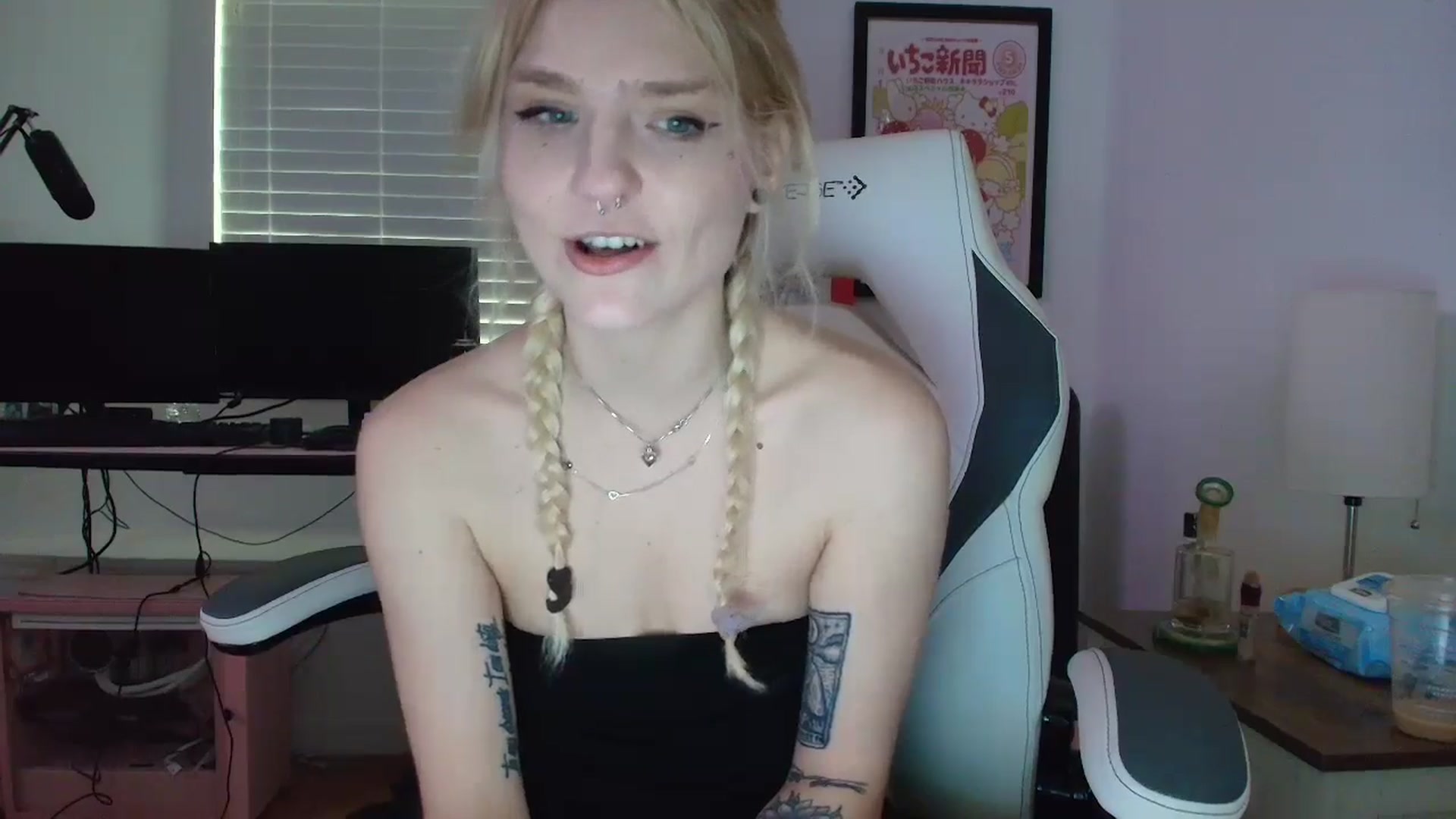 Gallery image thumbnail from DuckChan0's myfreecams stream on, 04/11/2025, 14:44 image 18 of 20