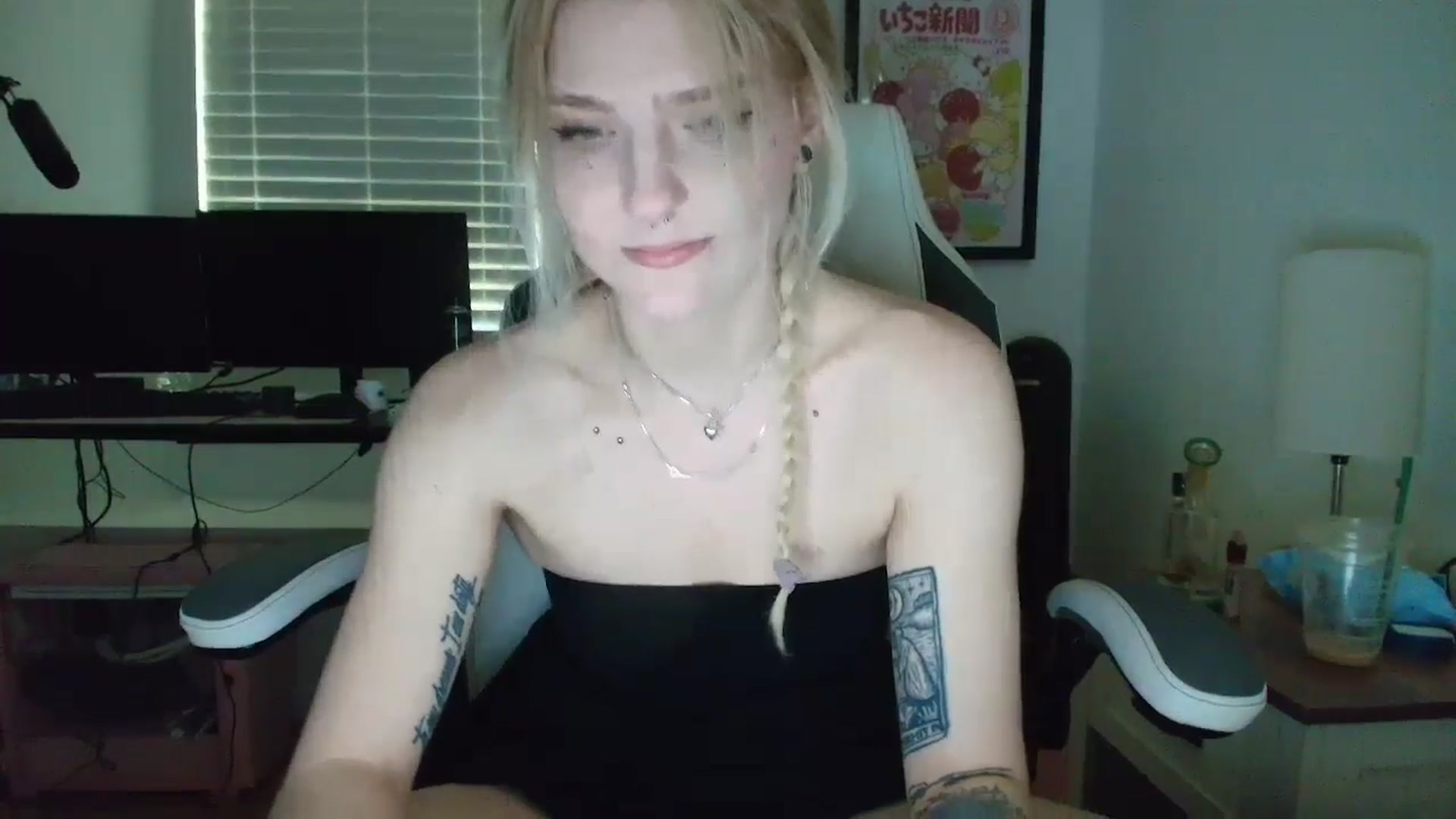 Gallery image thumbnail from DuckChan0's myfreecams stream on, 04/11/2025, 14:44 image 19 of 20