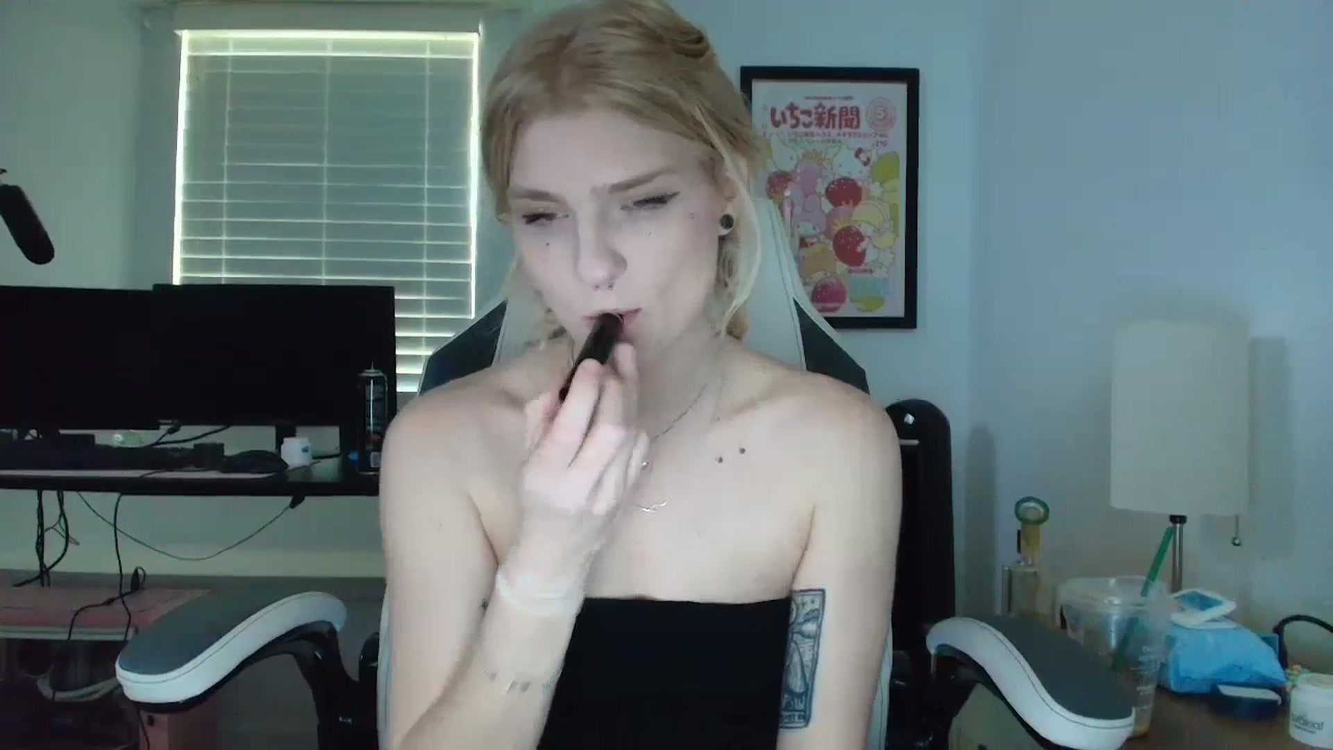 Gallery image thumbnail from DuckChan0's myfreecams stream on, 04/11/2025, 15:43 image 3 of 20
