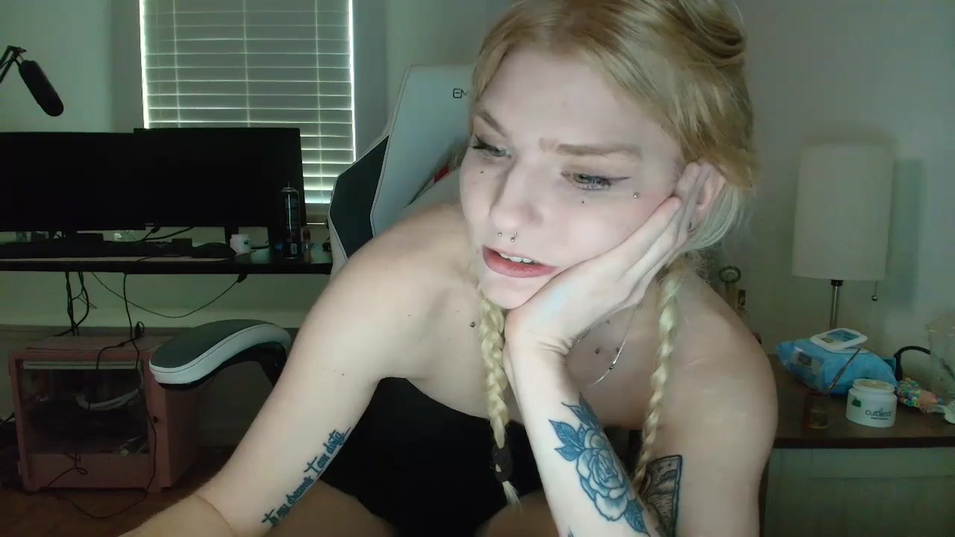 Gallery image thumbnail from DuckChan0's myfreecams stream on, 04/11/2025, 15:43 image 13 of 20