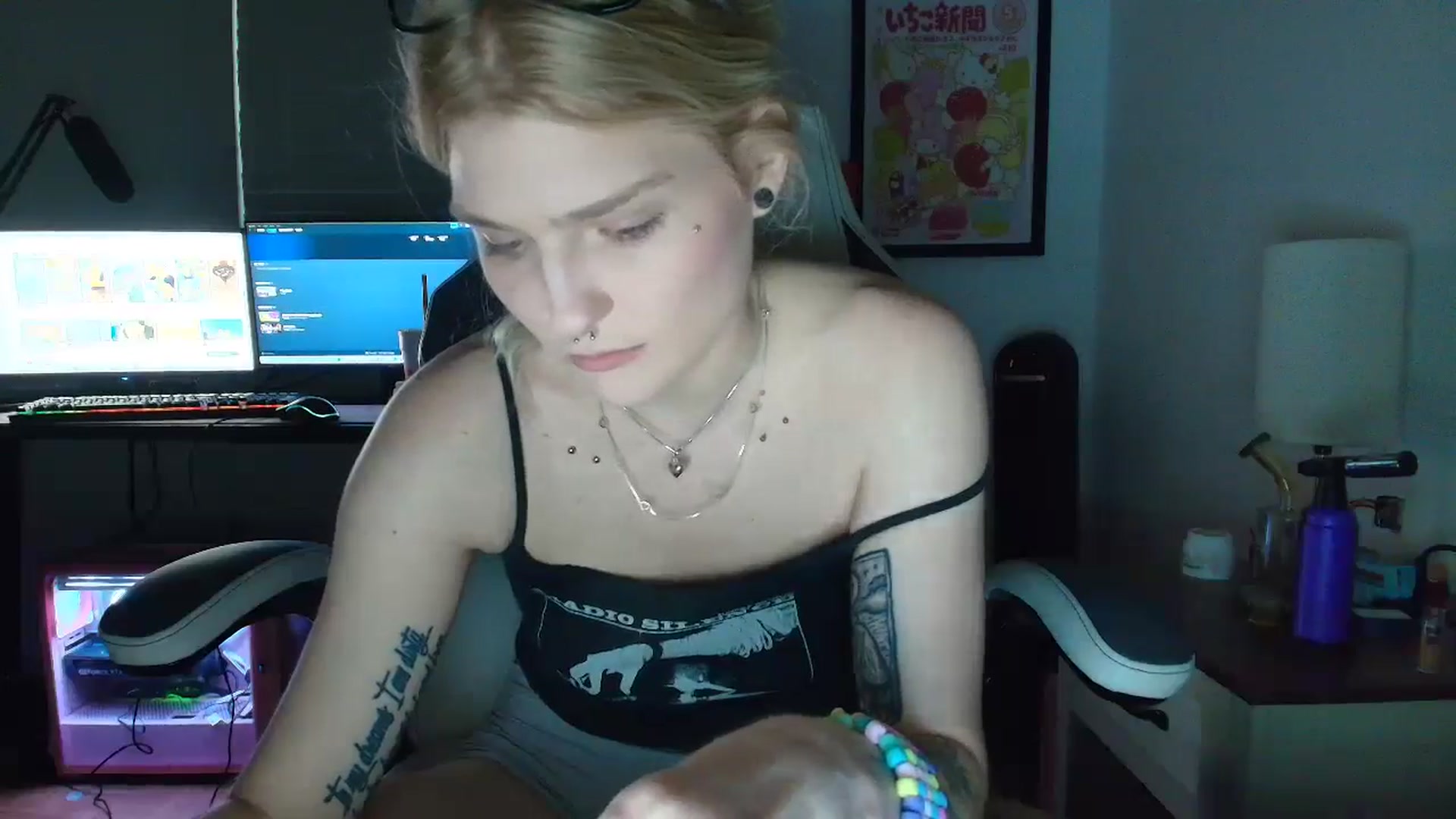 Gallery image thumbnail from DuckChan0's myfreecams stream on, 04/12/2025, 24:02 image 4 of 20