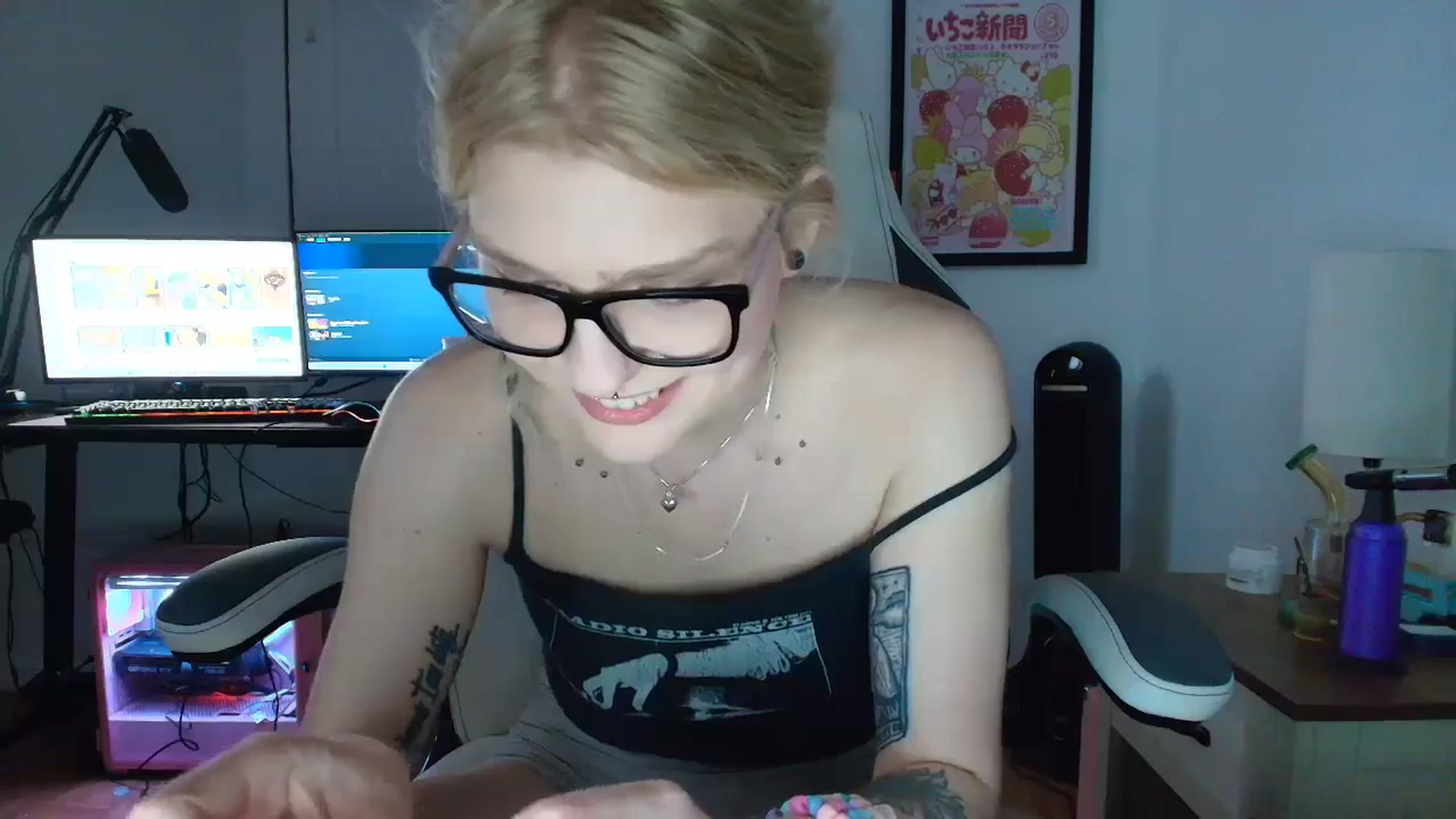 Gallery image thumbnail from DuckChan0's myfreecams stream on, 04/12/2025, 24:02 image 16 of 20
