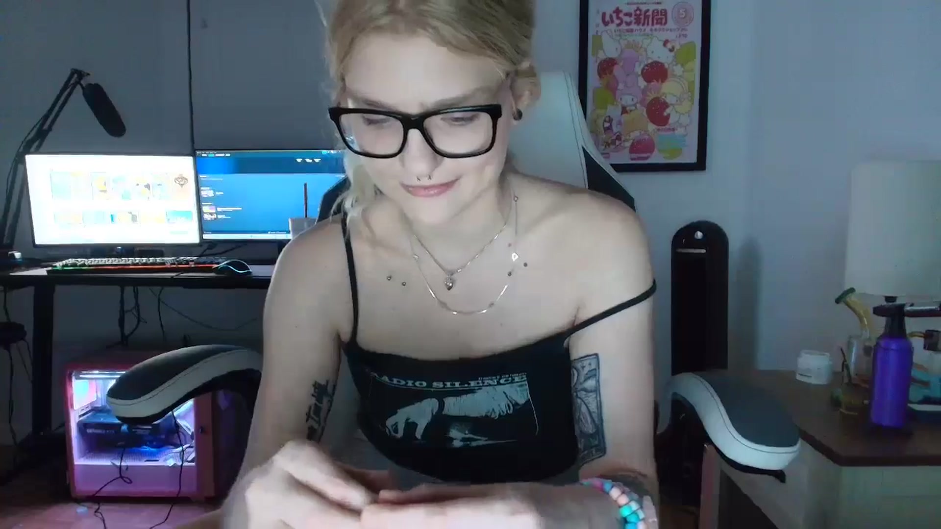 Gallery image thumbnail from DuckChan0's myfreecams stream on, 04/12/2025, 24:02 image 15 of 20
