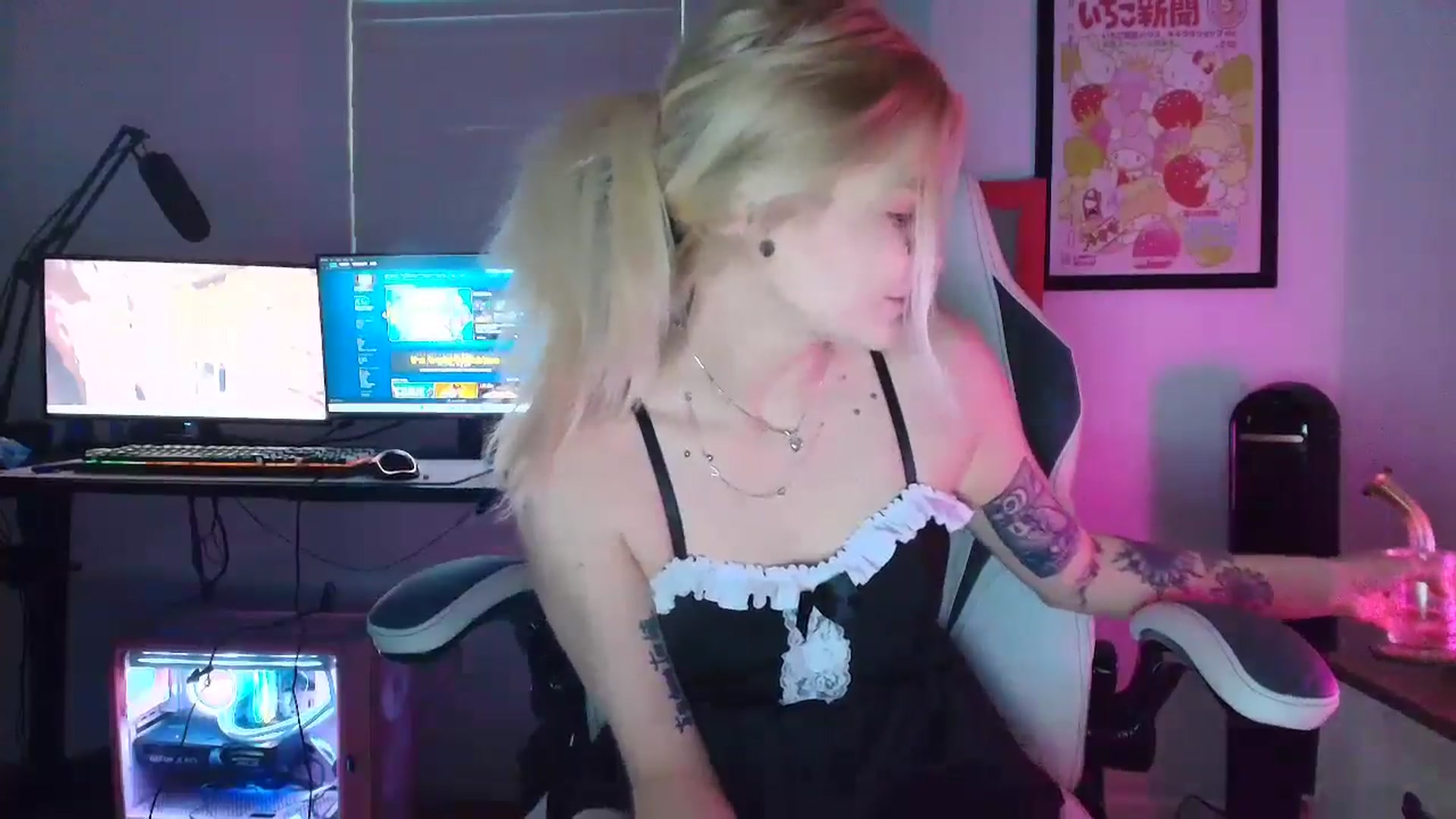 Gallery image thumbnail from DuckChan0's myfreecams stream on, 04/13/2025, 24:25 image 4 of 20
