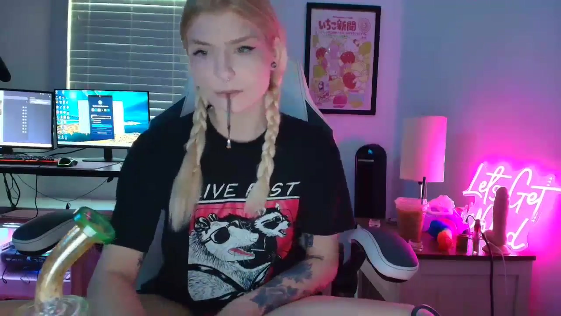 Gallery image thumbnail from DuckChan0's myfreecams stream on, 04/14/2025, 14:58 image 11 of 20