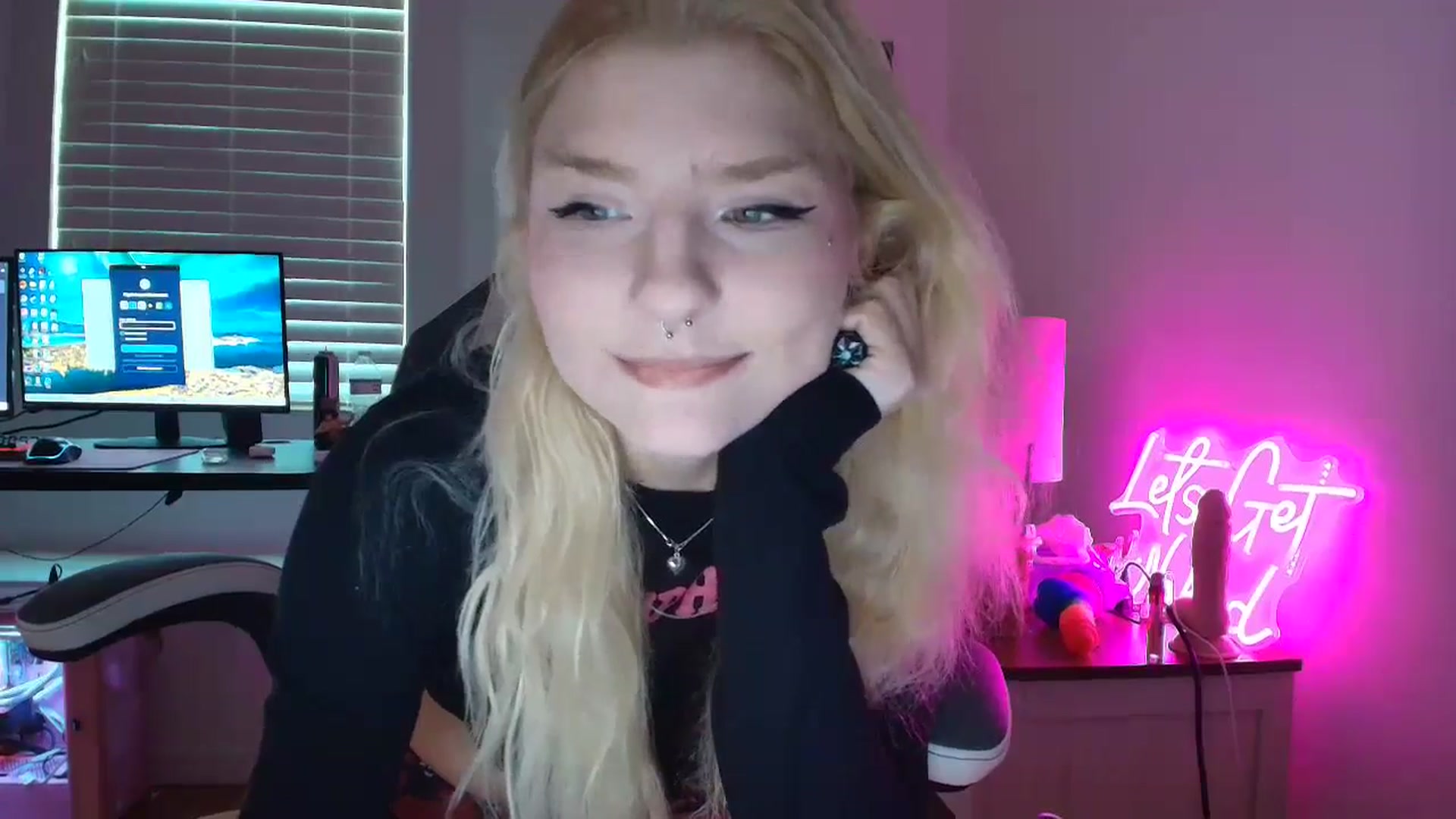 Gallery image thumbnail from DuckChan0's myfreecams stream on, 04/14/2025, 14:58 image 6 of 20