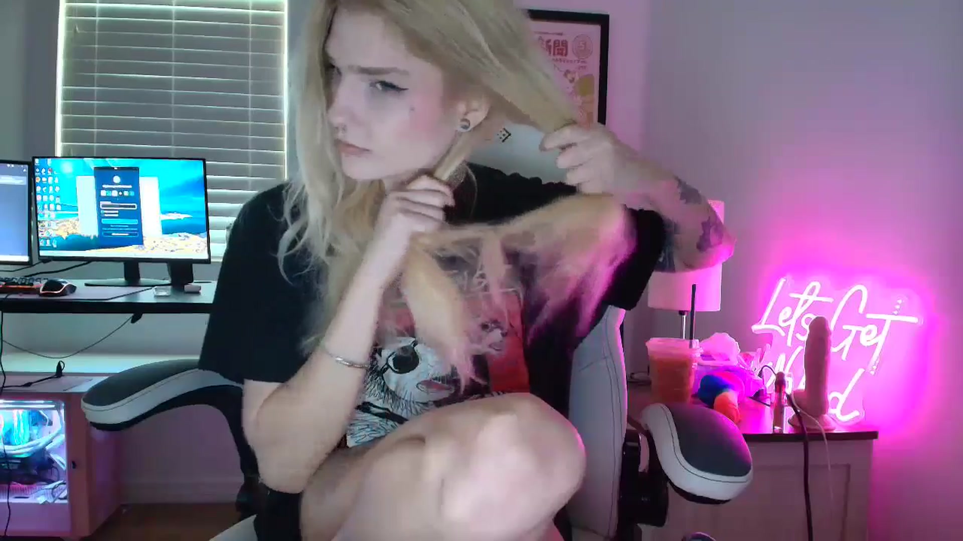 Gallery image thumbnail from DuckChan0's myfreecams stream on, 04/14/2025, 14:58 image 7 of 20