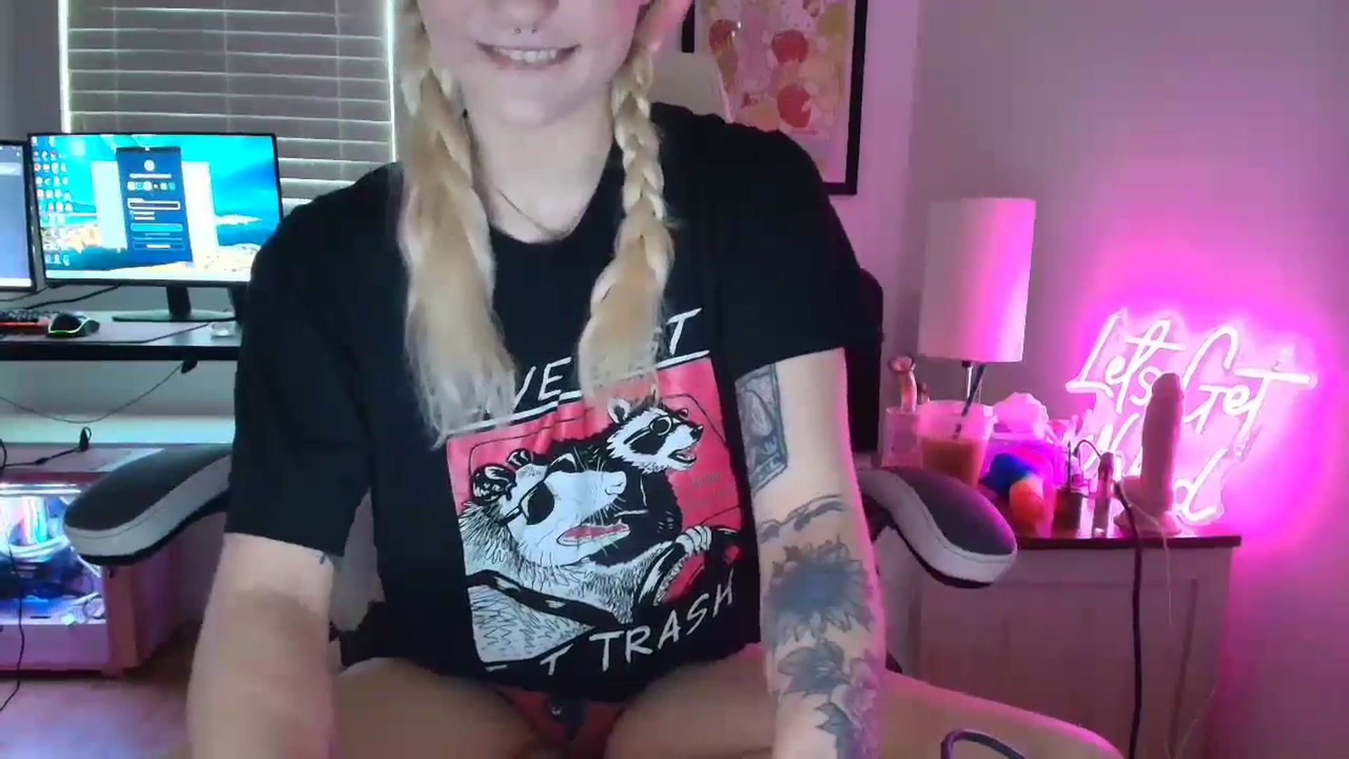 Gallery image thumbnail from DuckChan0's myfreecams stream on, 04/14/2025, 14:58 image 18 of 20