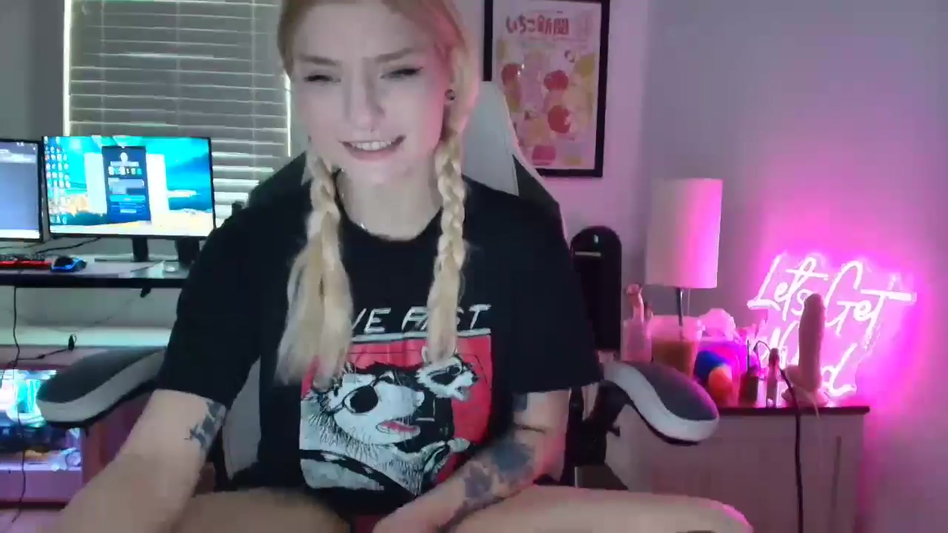 Gallery image thumbnail from DuckChan0's myfreecams stream on, 04/14/2025, 14:58 image 14 of 20
