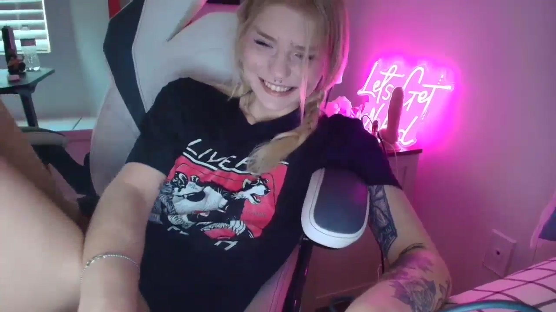 Gallery image thumbnail from DuckChan0's myfreecams stream on, 04/14/2025, 14:58 image 19 of 20