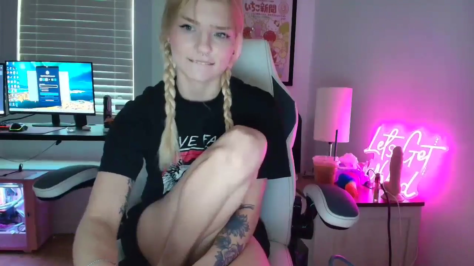 Gallery image thumbnail from DuckChan0's myfreecams stream on, 04/14/2025, 14:58 image 8 of 20