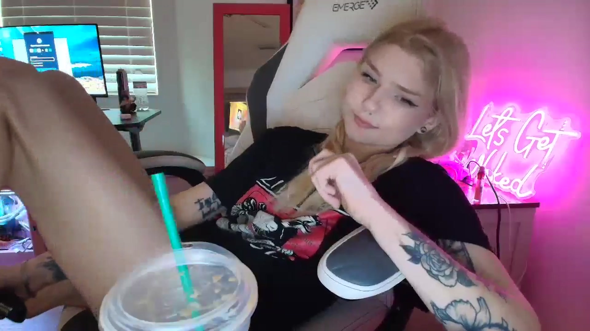 Gallery image thumbnail from DuckChan0's myfreecams stream on, 04/14/2025, 16:32 image 2 of 20
