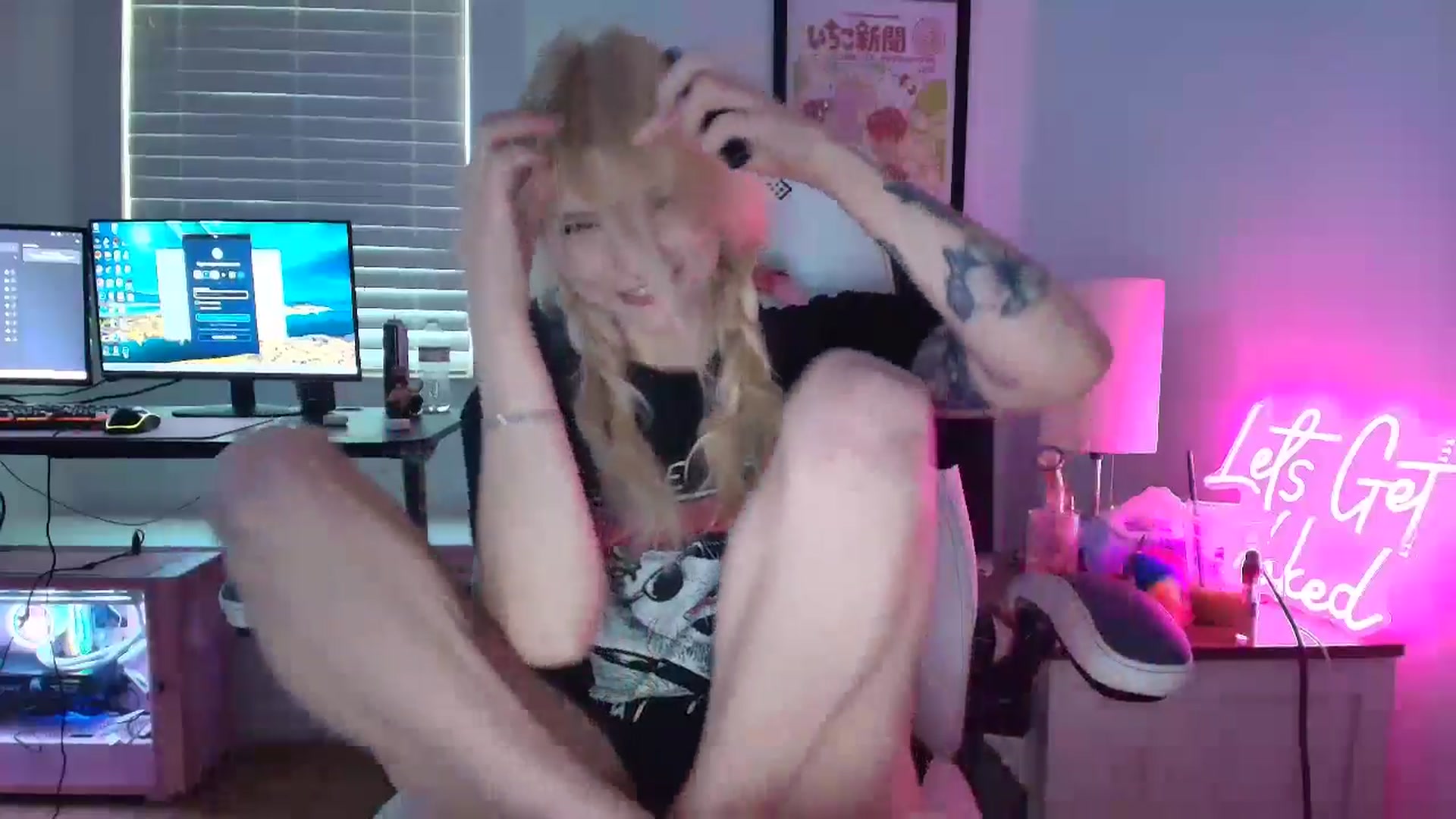 Gallery image thumbnail from DuckChan0's myfreecams stream on, 04/14/2025, 16:32 image 6 of 20