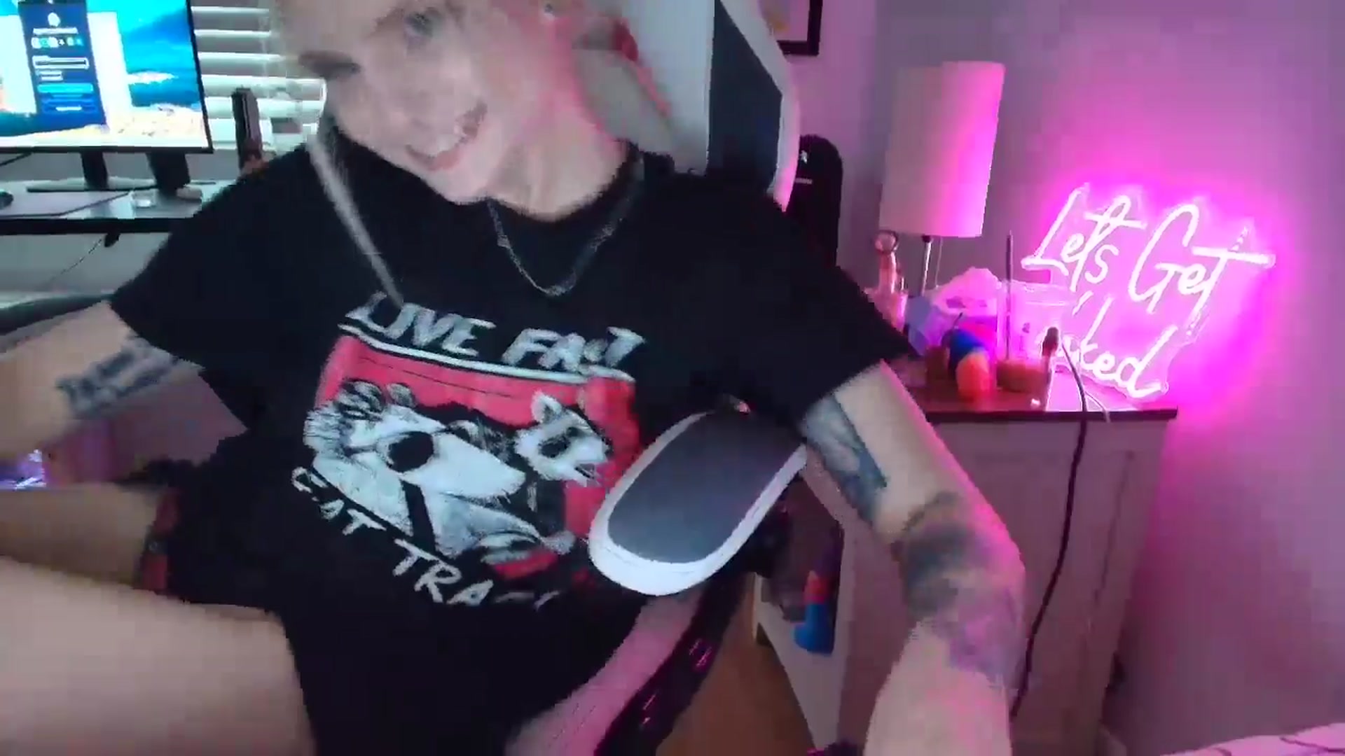 Gallery image thumbnail from DuckChan0's myfreecams stream on, 04/14/2025, 16:32 image 15 of 20