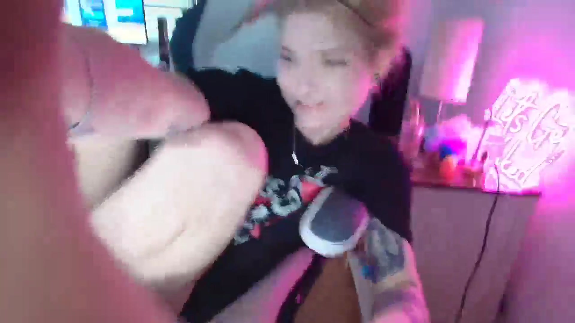 Gallery image thumbnail from DuckChan0's myfreecams stream on, 04/14/2025, 16:32 image 19 of 20