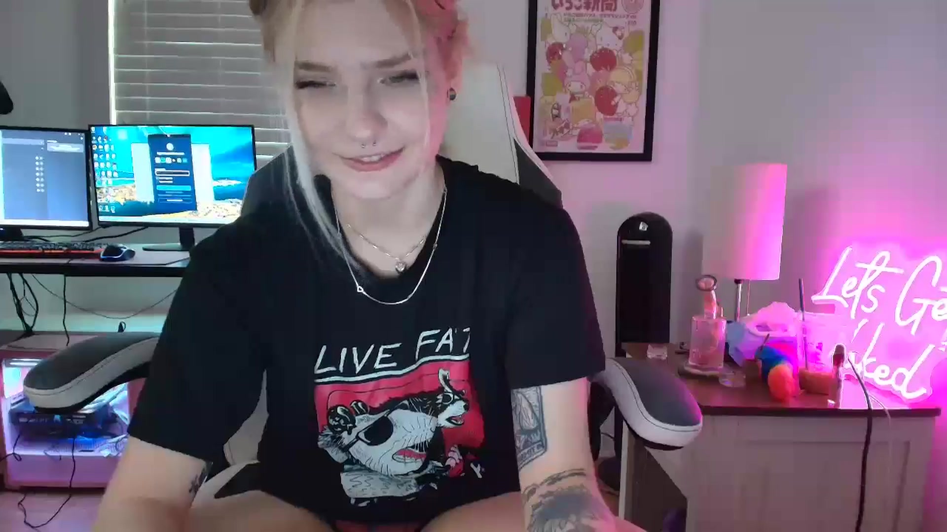 Gallery image thumbnail from DuckChan0's myfreecams stream on, 04/14/2025, 16:32 image 16 of 20
