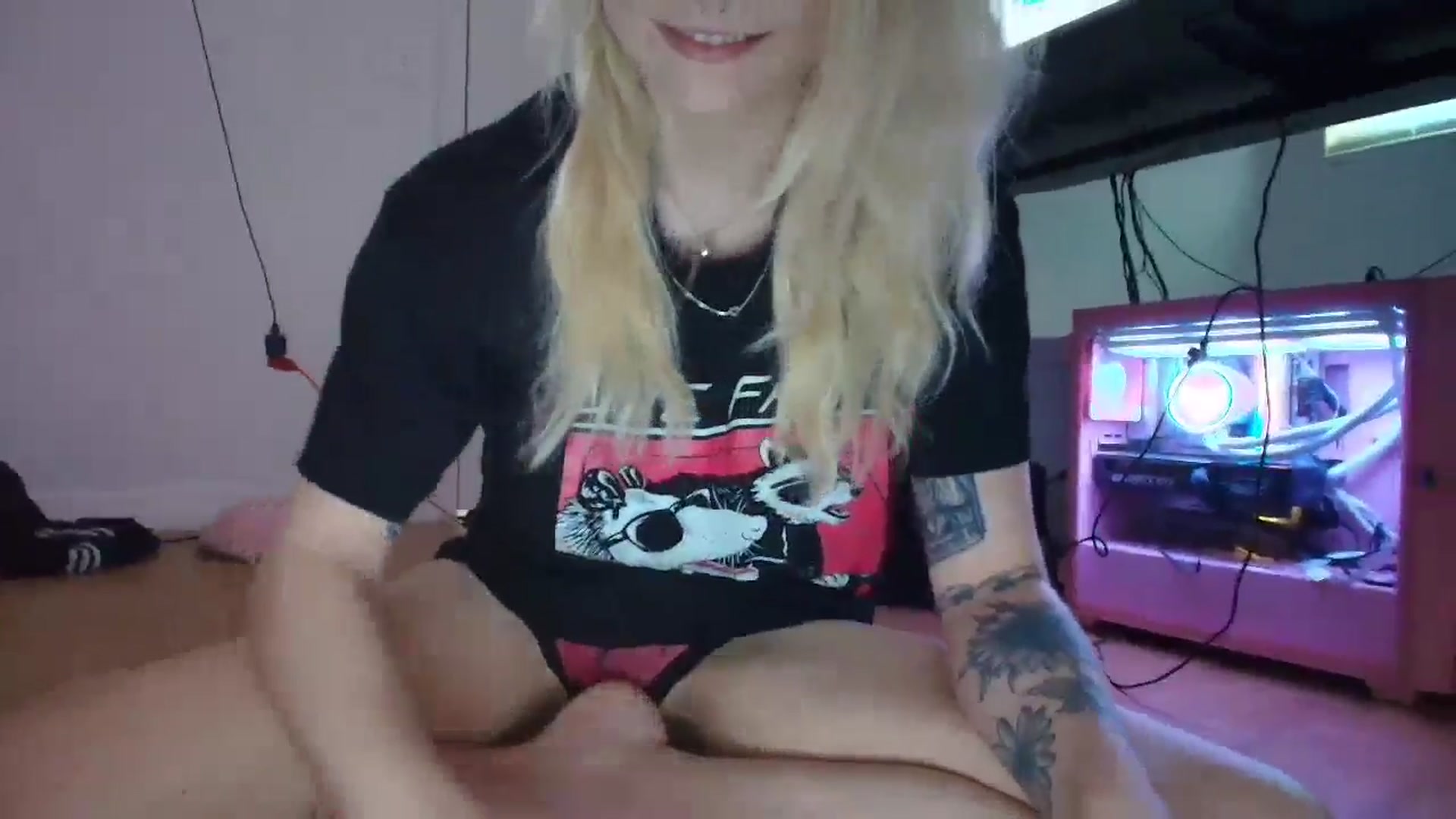Gallery image thumbnail from DuckChan0's myfreecams stream on, 04/14/2025, 16:32 image 13 of 20