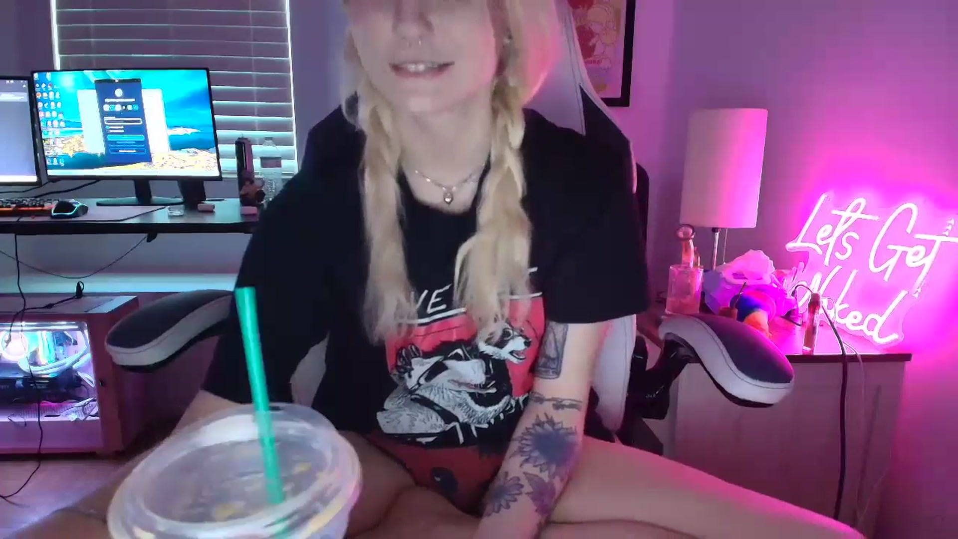 Gallery image thumbnail from DuckChan0's myfreecams stream on, 04/14/2025, 16:32 image 4 of 20