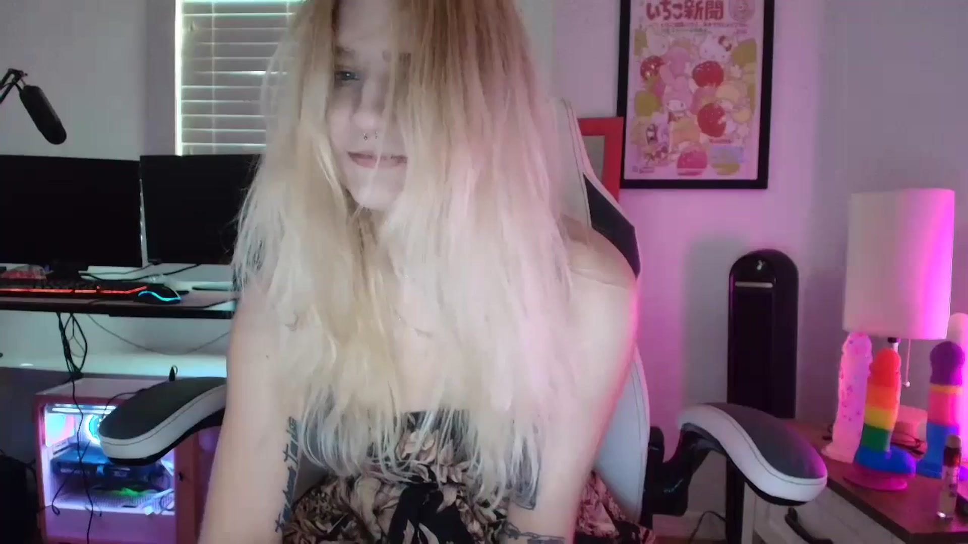 Gallery image thumbnail from DuckChan0's myfreecams stream on, 04/15/2025, 13:26 image 11 of 20