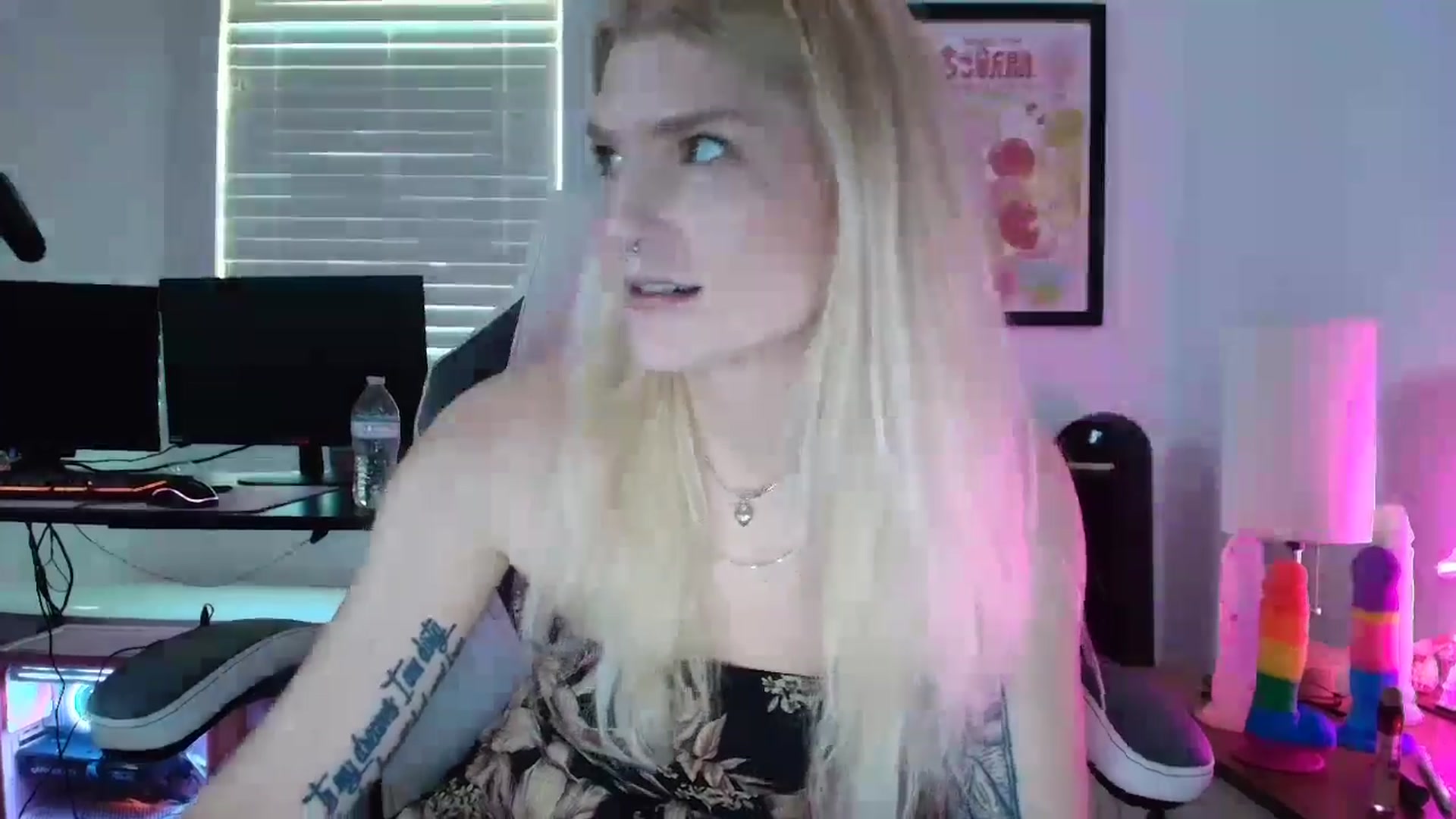 Gallery image thumbnail from DuckChan0's myfreecams stream on, 04/15/2025, 13:26 image 9 of 20