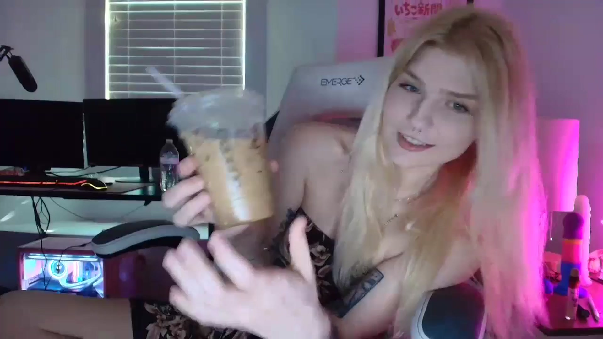 Gallery image thumbnail from DuckChan0's myfreecams stream on, 04/15/2025, 13:26 image 7 of 20