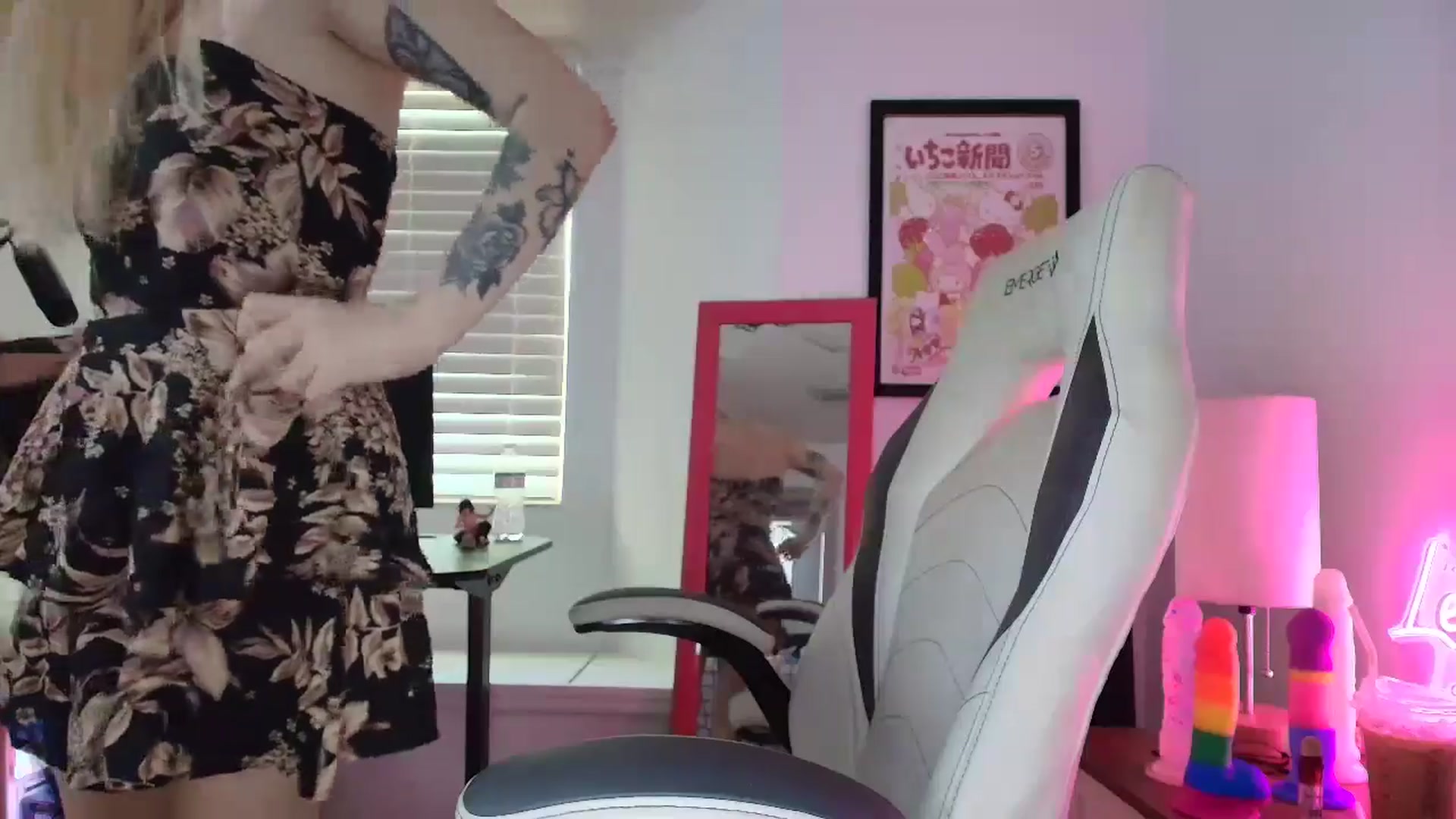 Gallery image thumbnail from DuckChan0's myfreecams stream on, 04/15/2025, 13:26 image 4 of 20