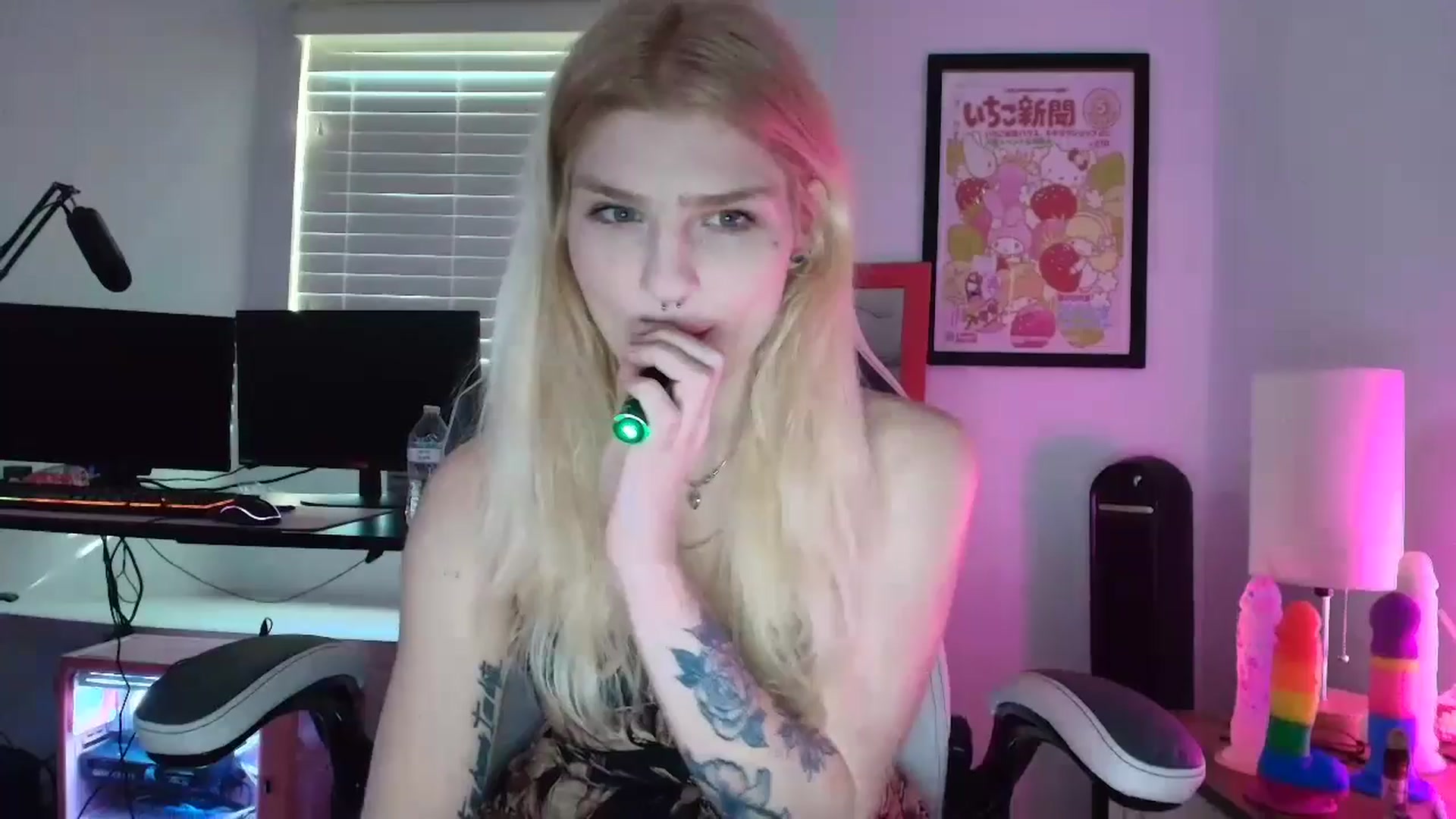 Gallery image thumbnail from DuckChan0's myfreecams stream on, 04/15/2025, 13:26 image 6 of 20