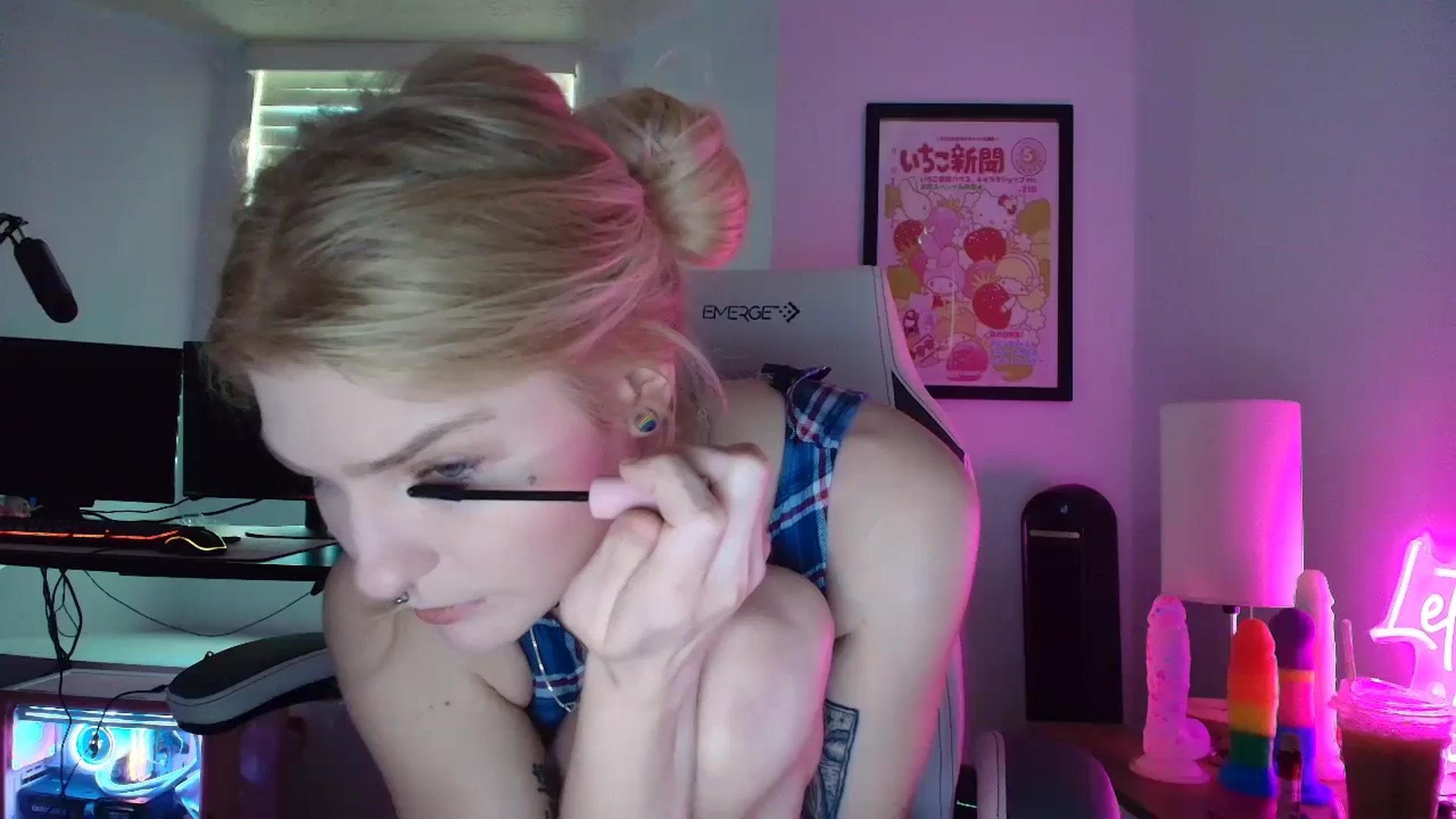 Gallery image thumbnail from DuckChan0's myfreecams stream on, 04/15/2025, 13:26 image 1 of 20