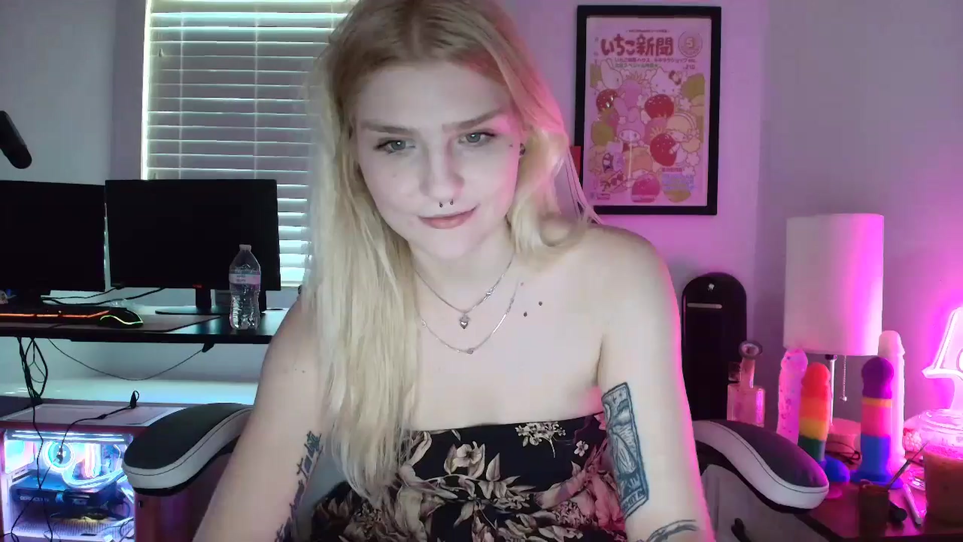 Gallery image thumbnail from DuckChan0's myfreecams stream on, 04/15/2025, 13:26 image 16 of 20