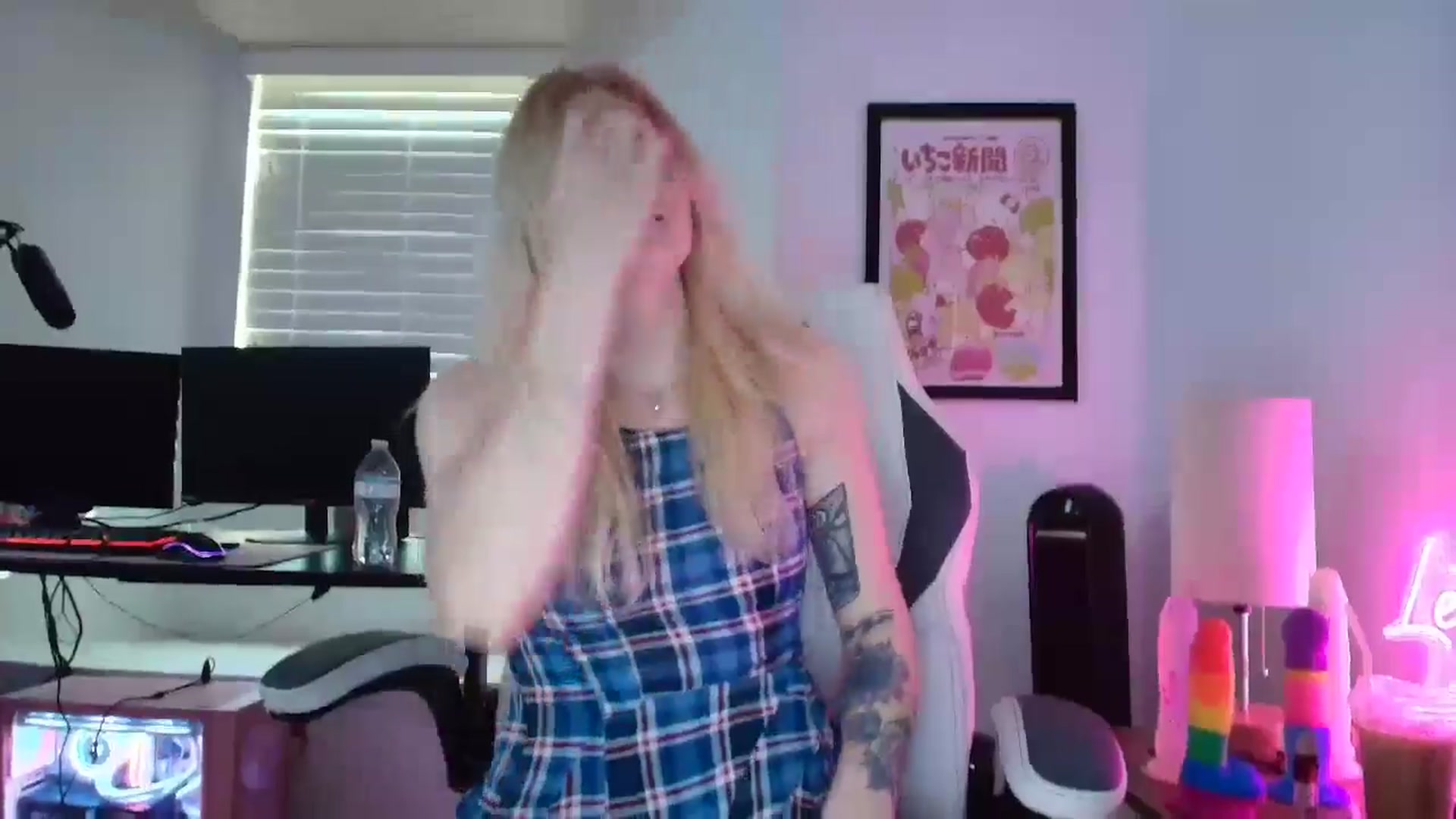Gallery image thumbnail from DuckChan0's myfreecams stream on, 04/15/2025, 13:26 image 3 of 20