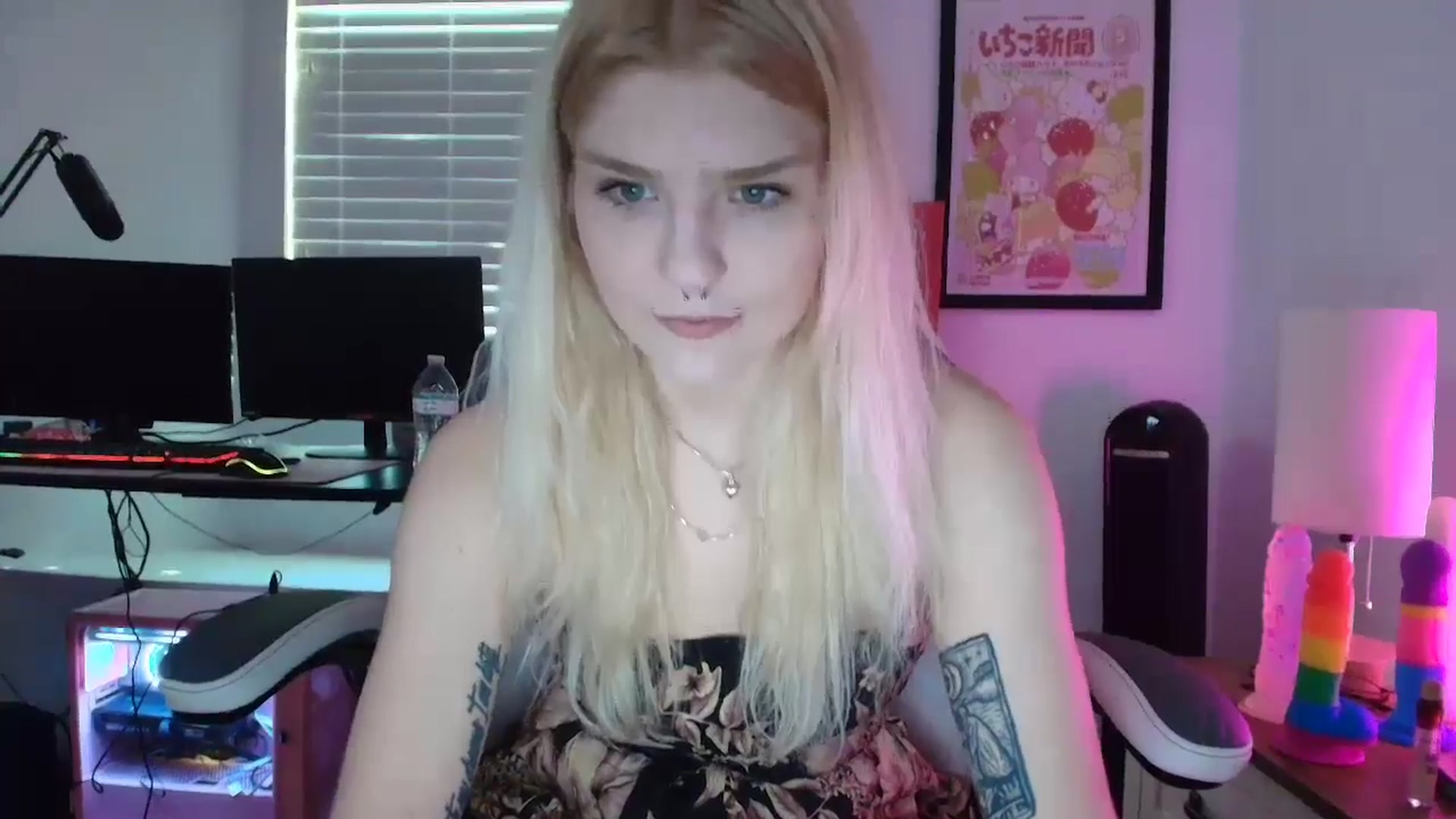 Gallery image thumbnail from DuckChan0's myfreecams stream on, 04/15/2025, 13:26 image 10 of 20
