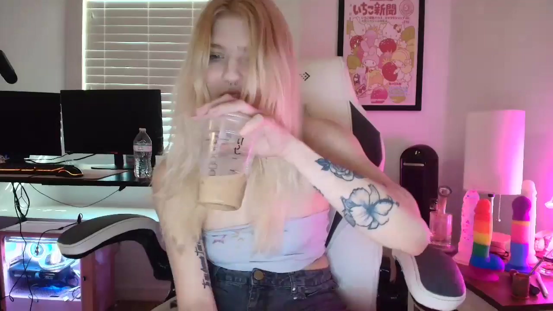 Gallery image thumbnail from DuckChan0's myfreecams stream on, 04/15/2025, 14:24 image 10 of 20