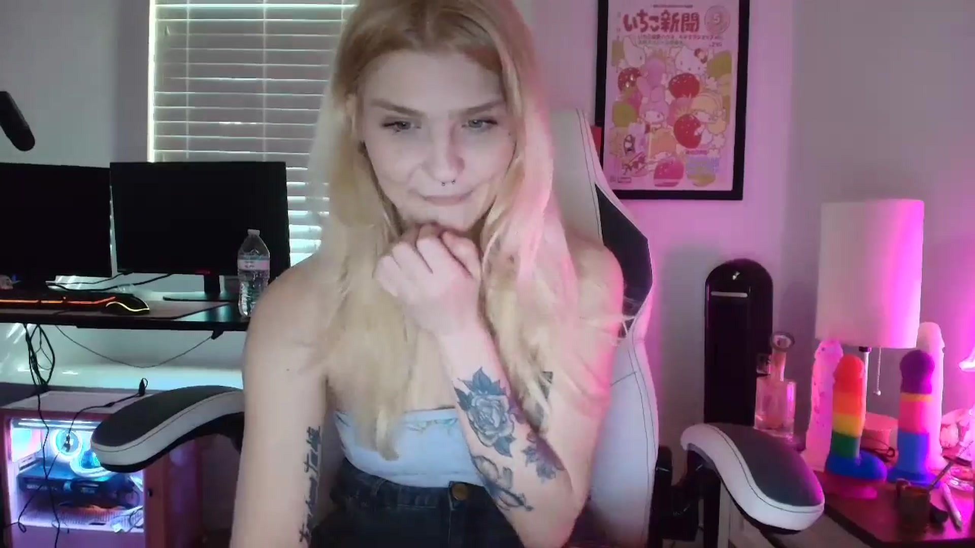 Gallery image thumbnail from DuckChan0's myfreecams stream on, 04/15/2025, 14:24 image 9 of 20