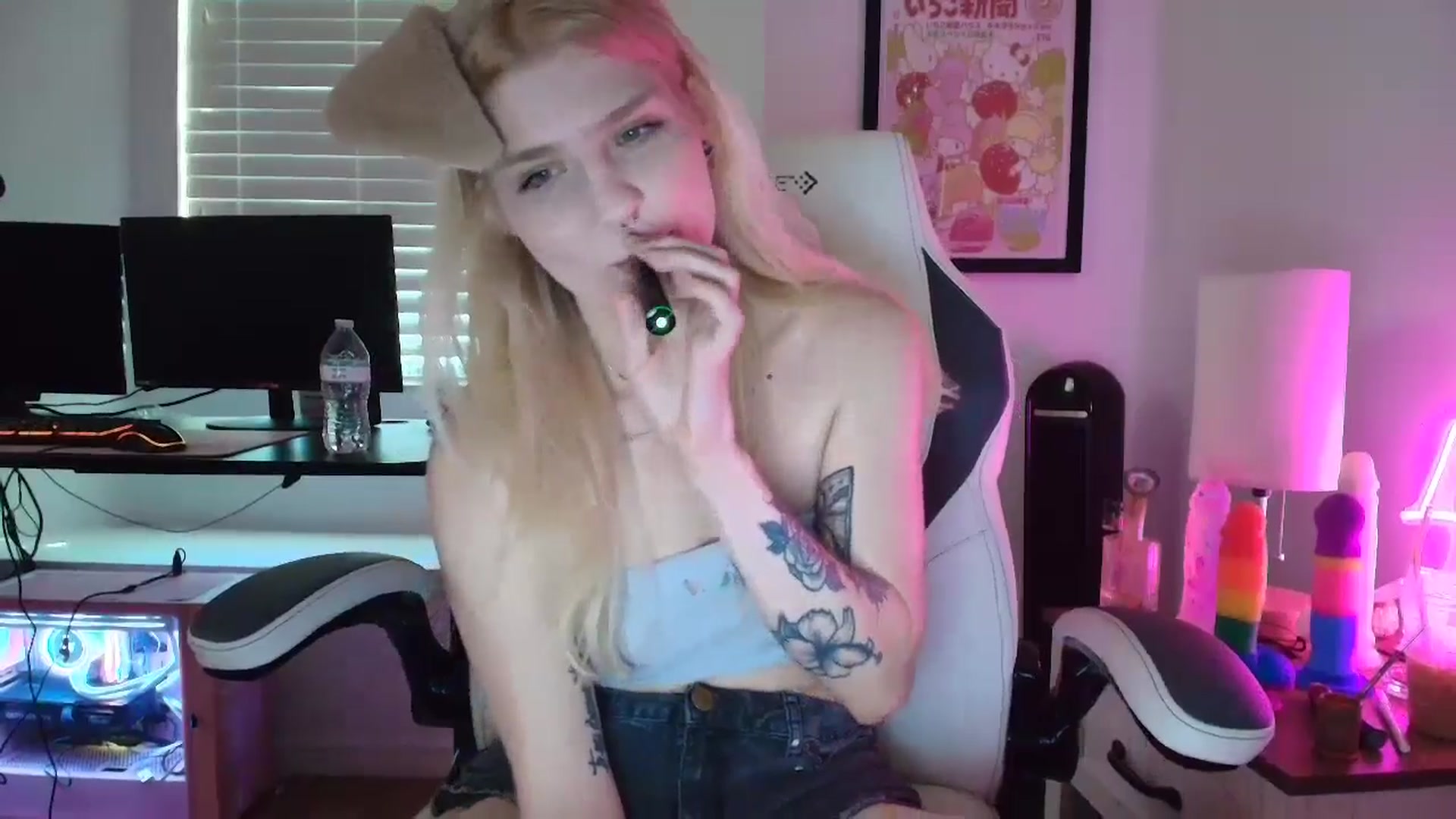 Gallery image thumbnail from DuckChan0's myfreecams stream on, 04/15/2025, 14:24 image 2 of 20
