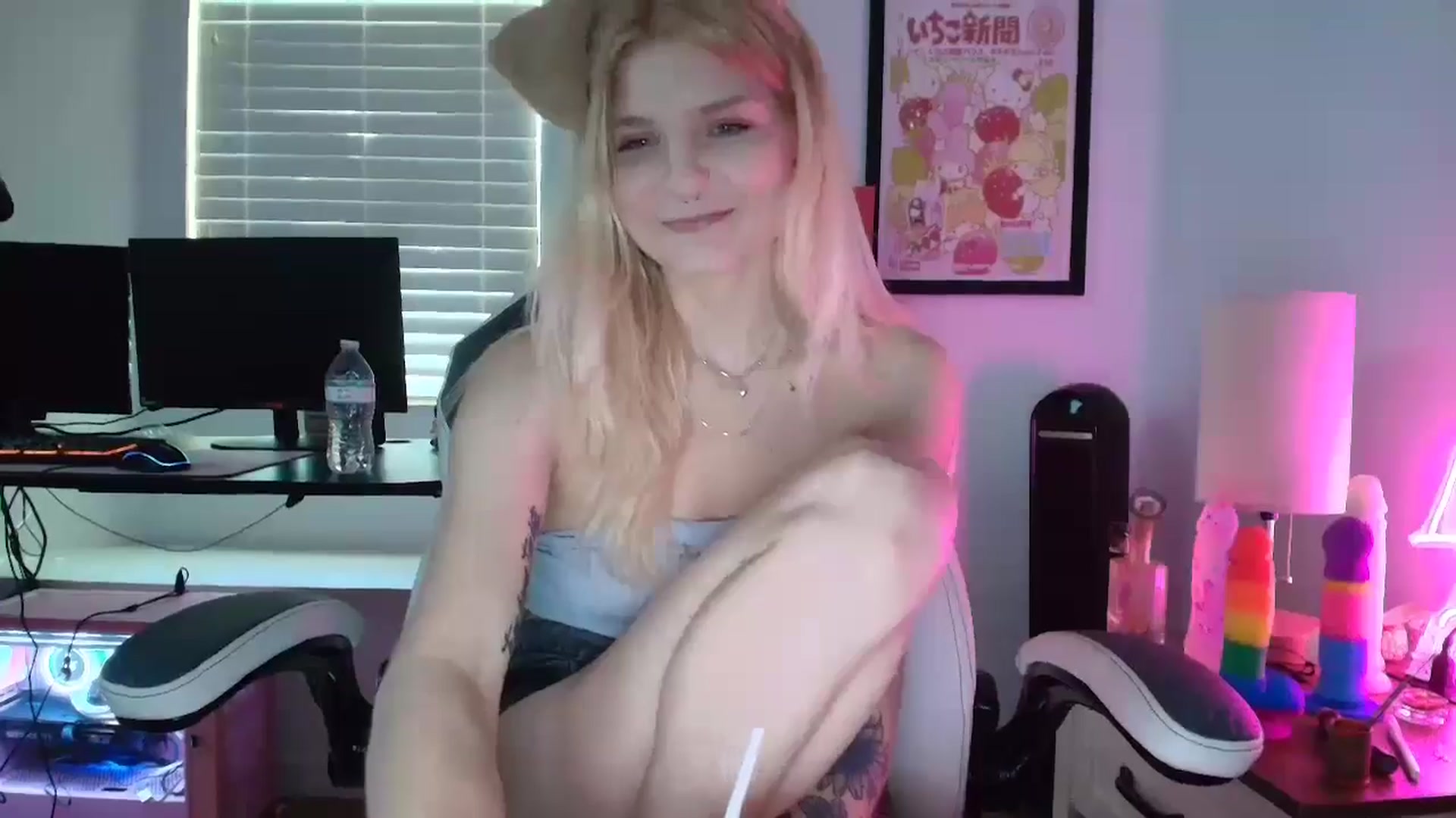 Gallery image thumbnail from DuckChan0's myfreecams stream on, 04/15/2025, 14:24 image 4 of 20