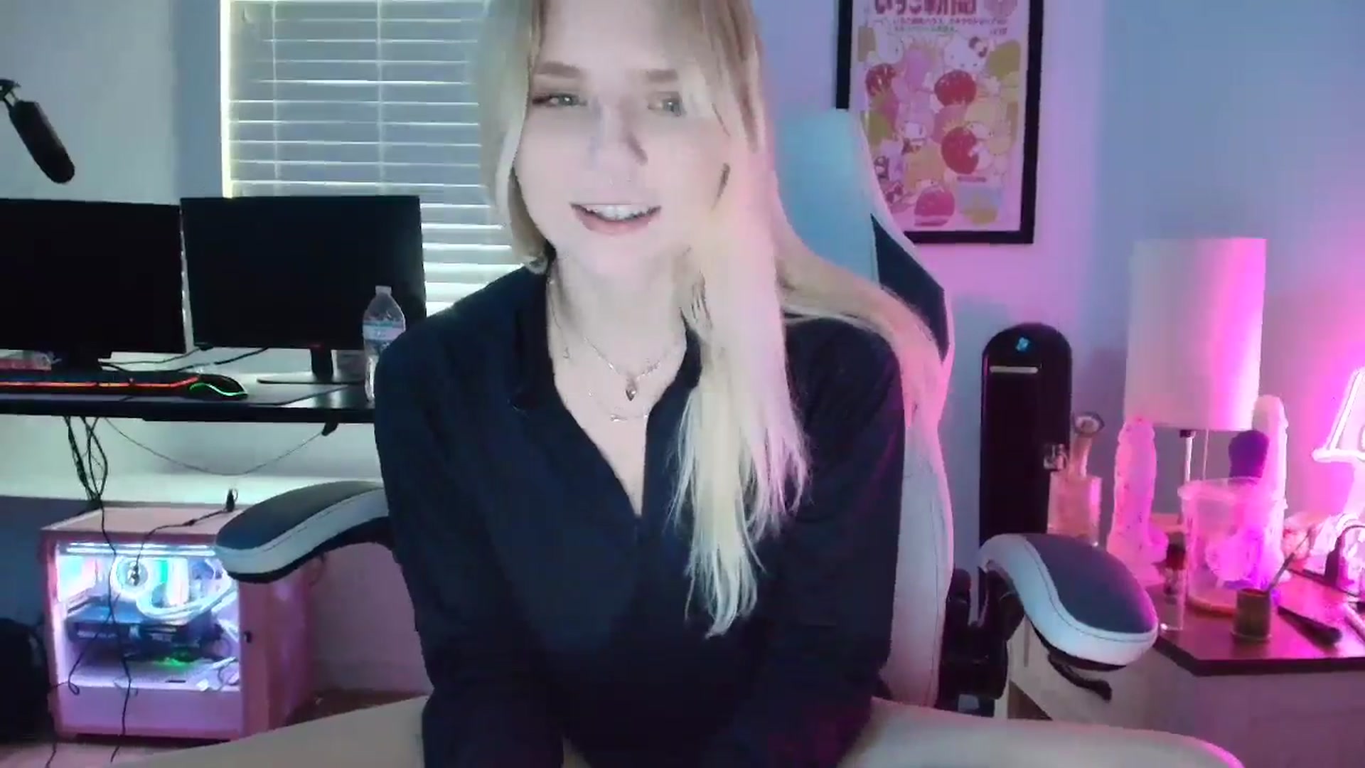 Gallery image thumbnail from DuckChan0's myfreecams stream on, 04/15/2025, 15:21 image 13 of 20