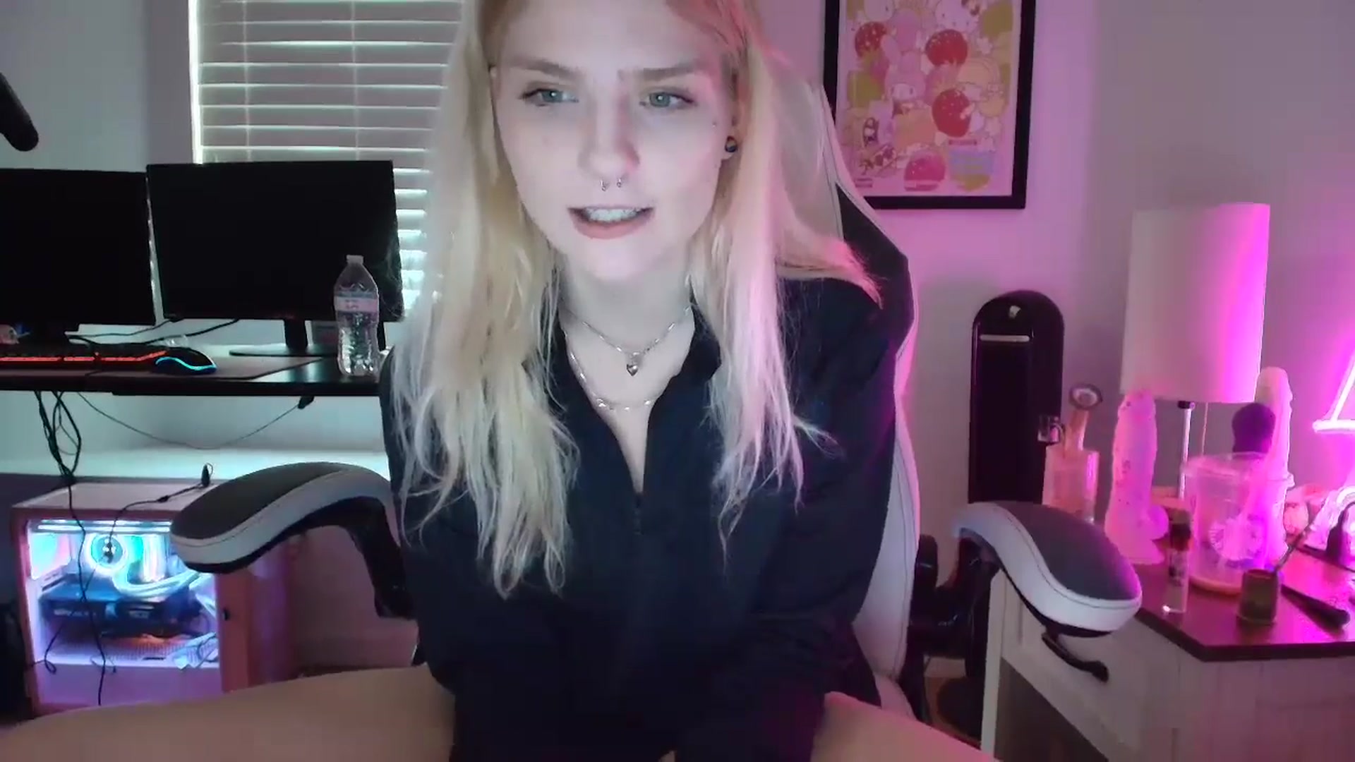 Gallery image thumbnail from DuckChan0's myfreecams stream on, 04/15/2025, 15:21 image 2 of 20