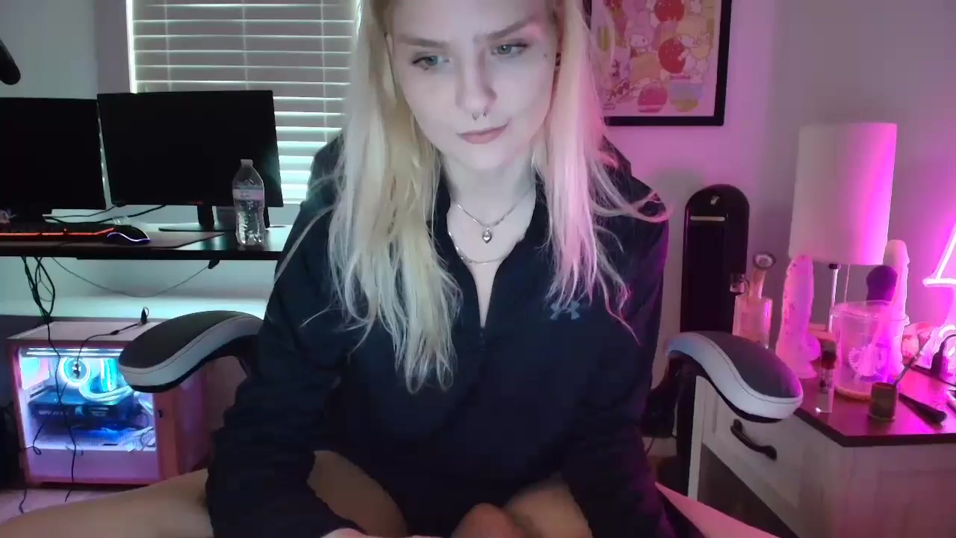 Gallery image thumbnail from DuckChan0's myfreecams stream on, 04/15/2025, 15:21 image 1 of 20