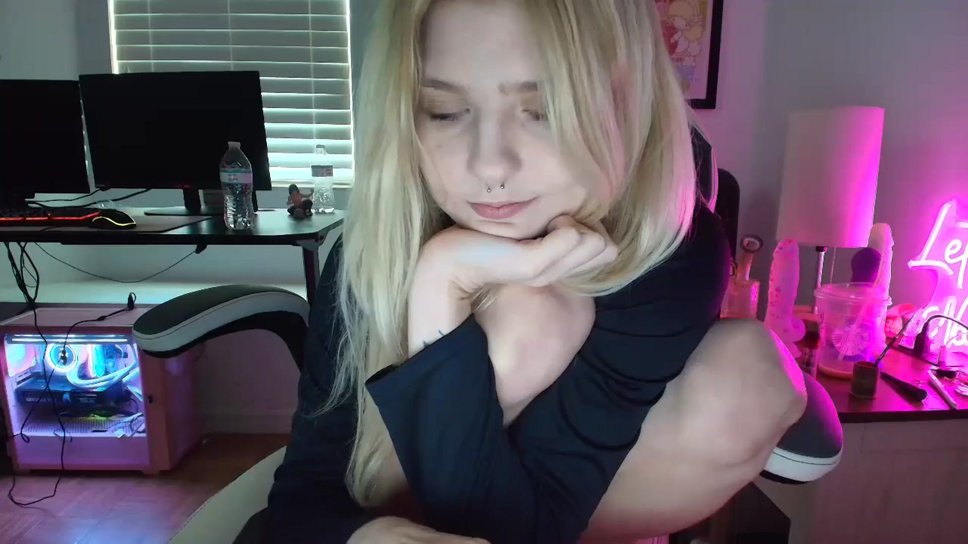 Gallery image thumbnail from DuckChan0's myfreecams stream on, 04/15/2025, 15:21 image 17 of 20