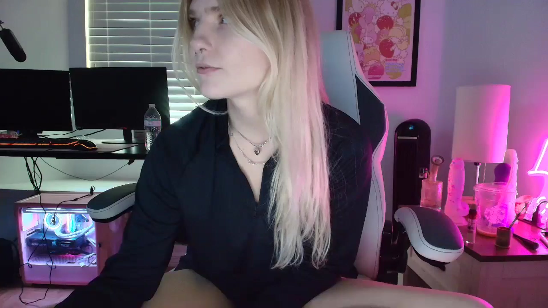 Gallery image thumbnail from DuckChan0's myfreecams stream on, 04/15/2025, 15:21 image 14 of 20